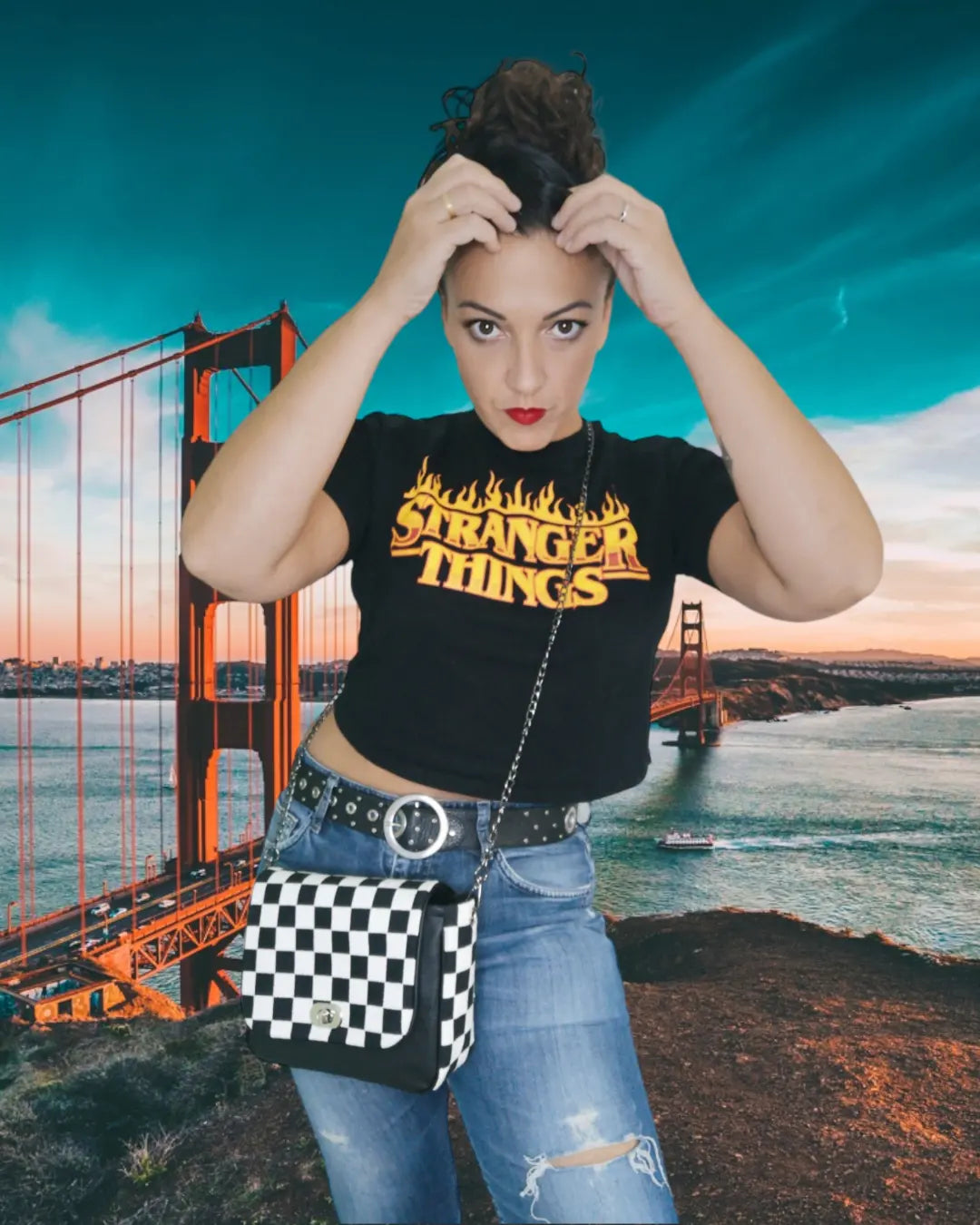 Sac à main à rabat motif carreaux de damier noir et blanc, et simili noir. Muni d'un fermoir tourniquet argent et d'une chaîne couleur canon de fusil bandouilère amovible.