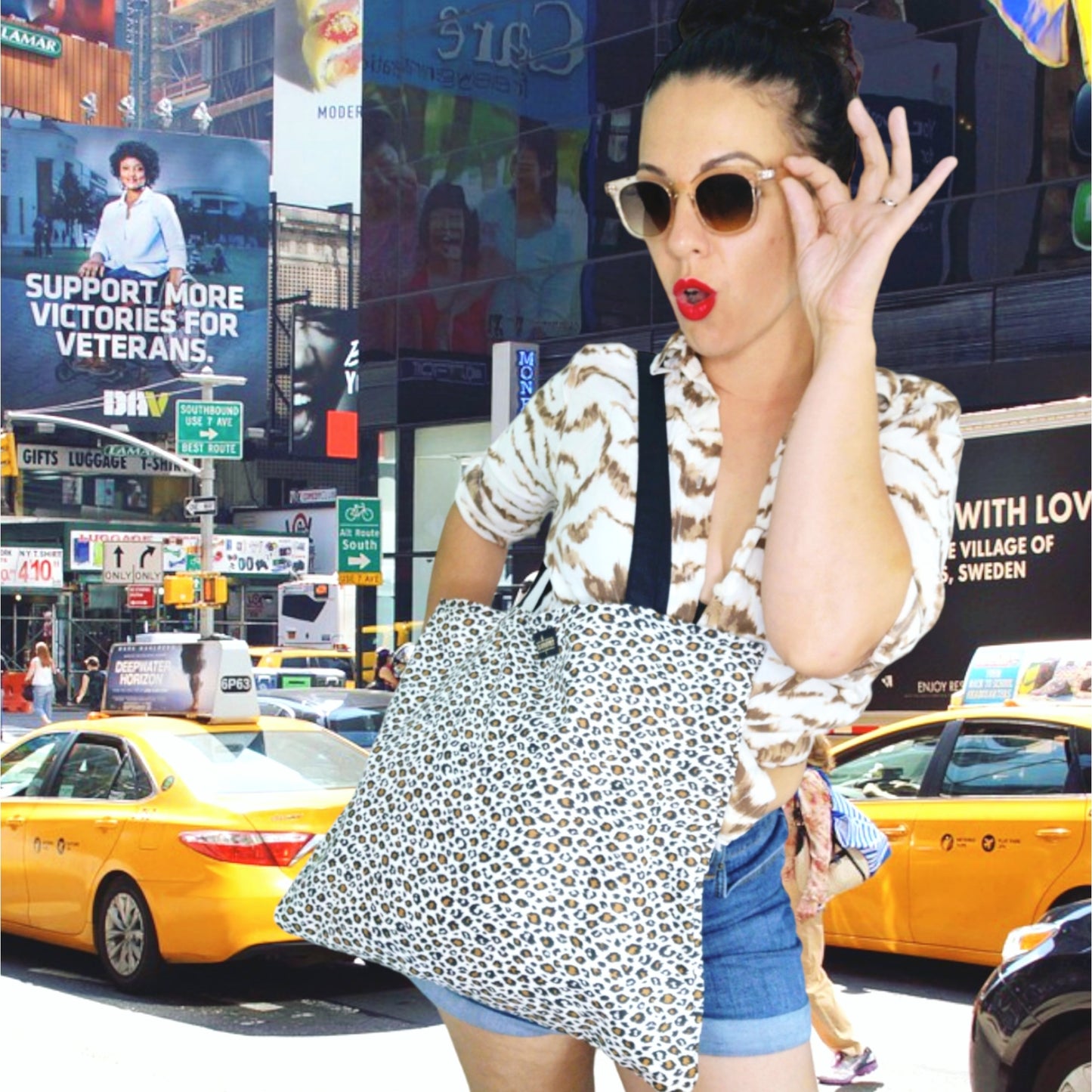 Grand tote bag Les RoQuettes Modèle Léo en tissu imprimé léopard et doublure blanc cassé. Anses en tissu noir.