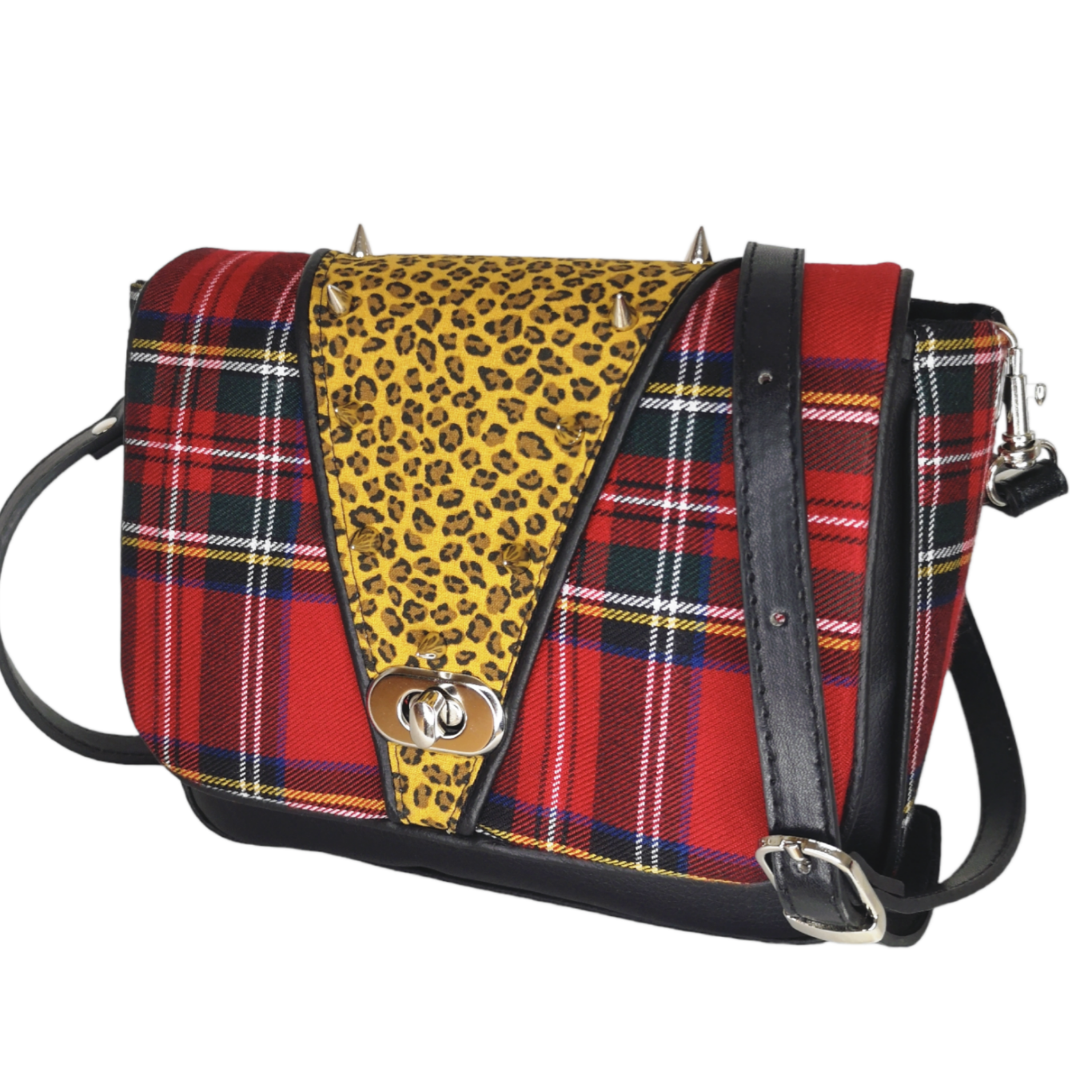 Sac à rabat motif tartan écossais et léopard, base décorée de spikes ( clous rivets cônes) en métal. Muni d'un fermoir tourniquet argent et anse en simili cuir noir amovible.