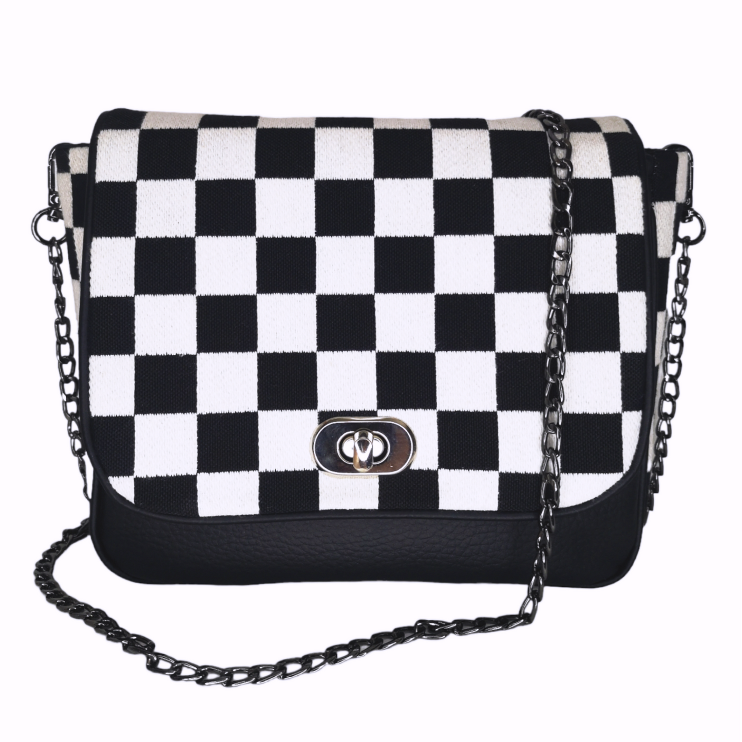 Sac à main à rabat motif carreaux de damier noir et blanc, et simili noir. Muni d'un fermoir tourniquet argent et d'une chaîne couleur canon de fusil bandouilère amovible.