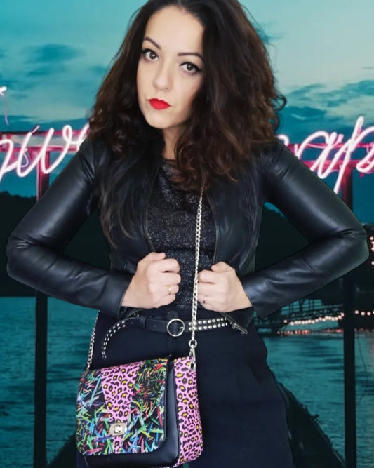 Sac à main bandoulière chaîne Les RoQuettes
Modèle Pink Spice pour un style résolument rock.
Sac à main à rabat motif léopard fuchsia et motif néons multicolores.
Muni d'un fermoir tourniquet argent et d'une chaîne argent bandouilère amovible.