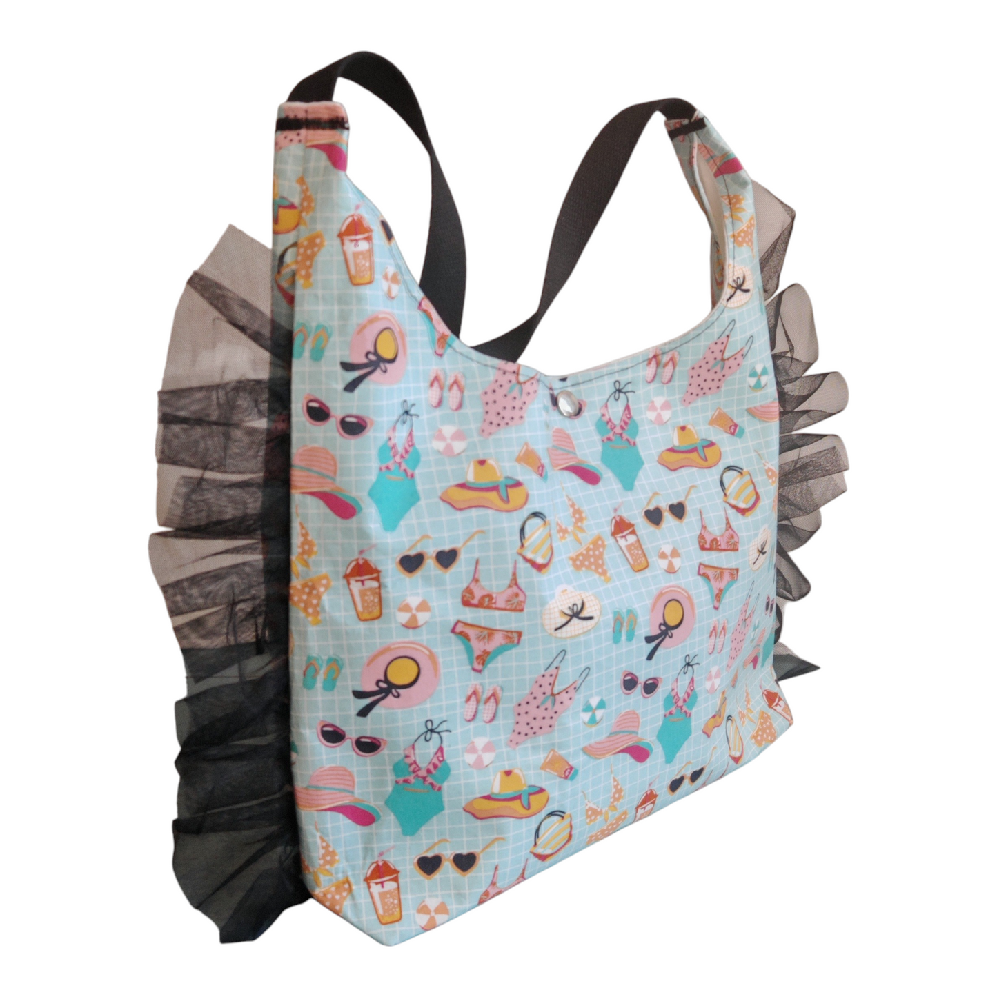 Sac hobo Les RoQuettes.
Modèle Pin up à la plage pour un style résolument pin-up, glamour et féminin.
Sac hobo porté épaule motif Pin up lunettes de.soleil, chapeau, glace,....dans les tons multicolore.
Se ferme avec une pression argent, anse en sangle de couleur noire.
Petite poche intérieure pour y glisser ses clés.
Dimensions: largeur 40 cm, hauteur de la base 28 cm, hauteur totale à partir du milieu de la anse 62 cm.
Matière: coton/ doublure: coton
Fabrication: Modélisé et fa