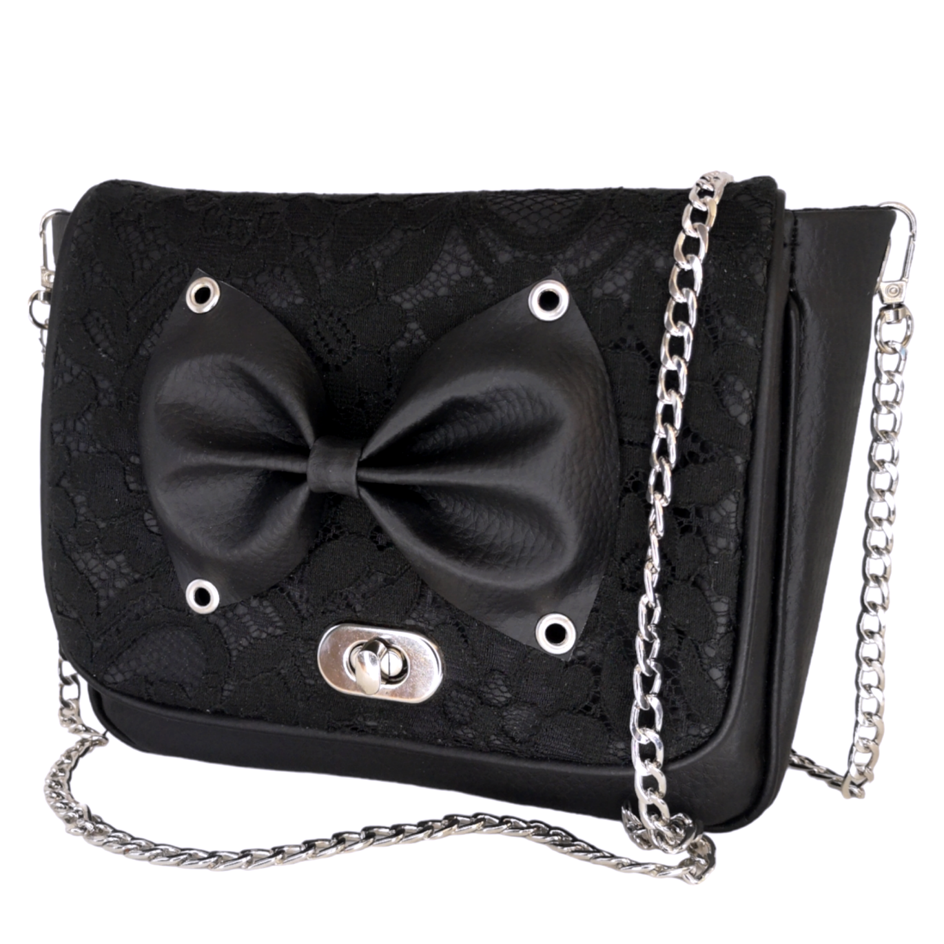 Sac à main à rabat en dentelle et simili cuir noir, Les RoQuettes. Décoré d'un noeud papillon au centre du rabat en simili cuir noir, d'un fermoir tourniquet et d'une chaîne bandoulière argent.