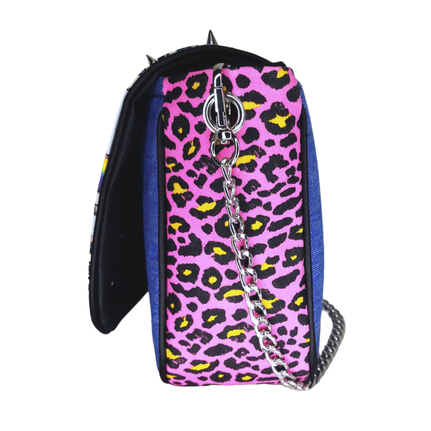 Sac à main bandoulière chaîne doré Les RoQuettes
Modèle Crazy Unicorn pour un alternatif ultra divergent.
Sac à main à rabat motif licornes multicolores, léopard rose fuchsia, jean bleu, décoré de harnais et spikes.
Muni d'un fermoir tourniquet argent et d'une chaîne argent bandouilère amovible.