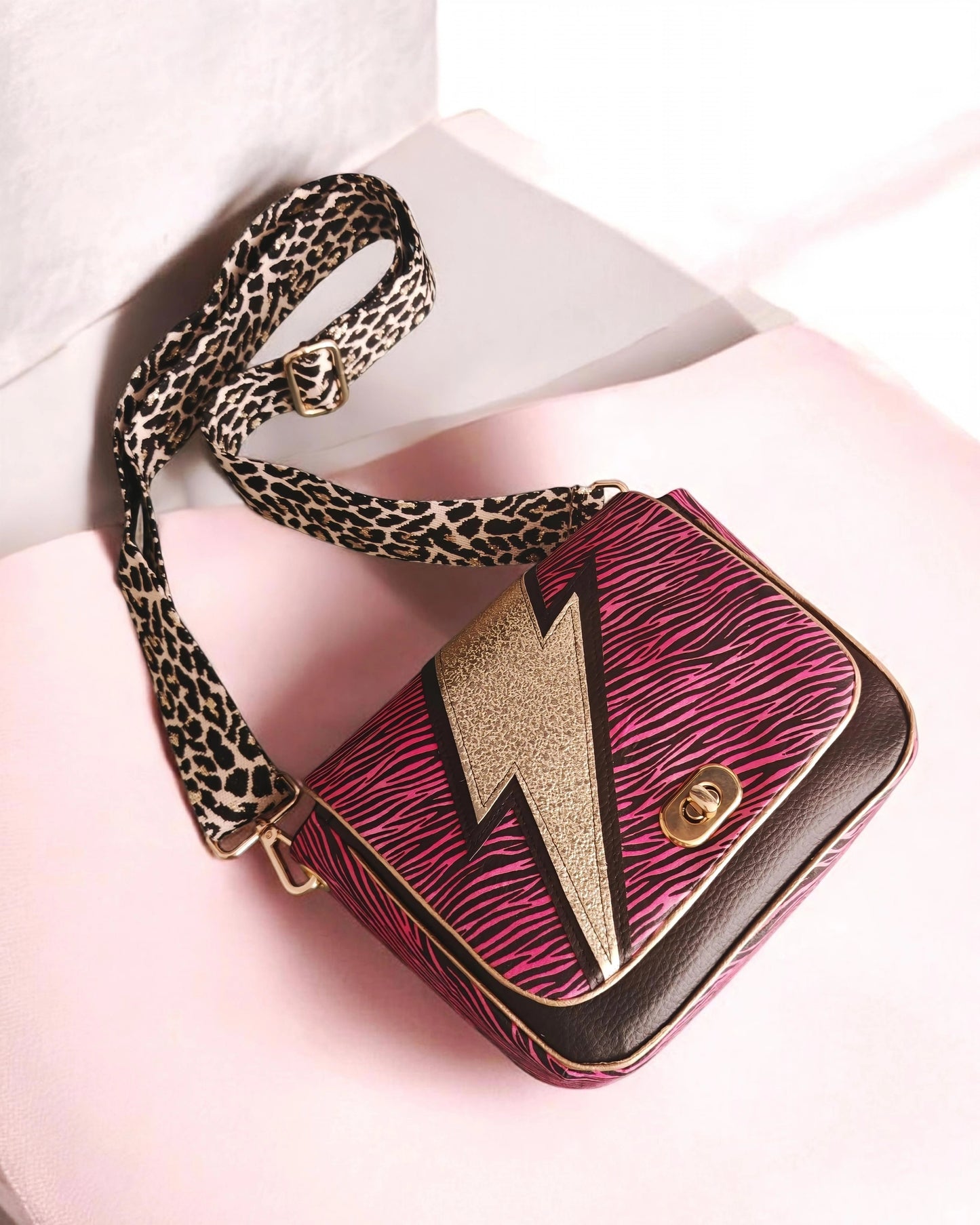 Sac à main bandoulière motif zébré rose fuchsia avec éclair doré, modèle Bowie rock fait main par Les RoQuettes.