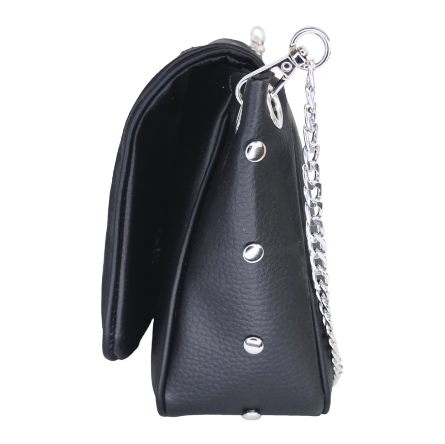 Sac à rabat en simili cuir noir, décoré de rivets en métal argent. Muni d'un fermoir tourniquet argent et d'une chaîne argent bandouilère amovible.