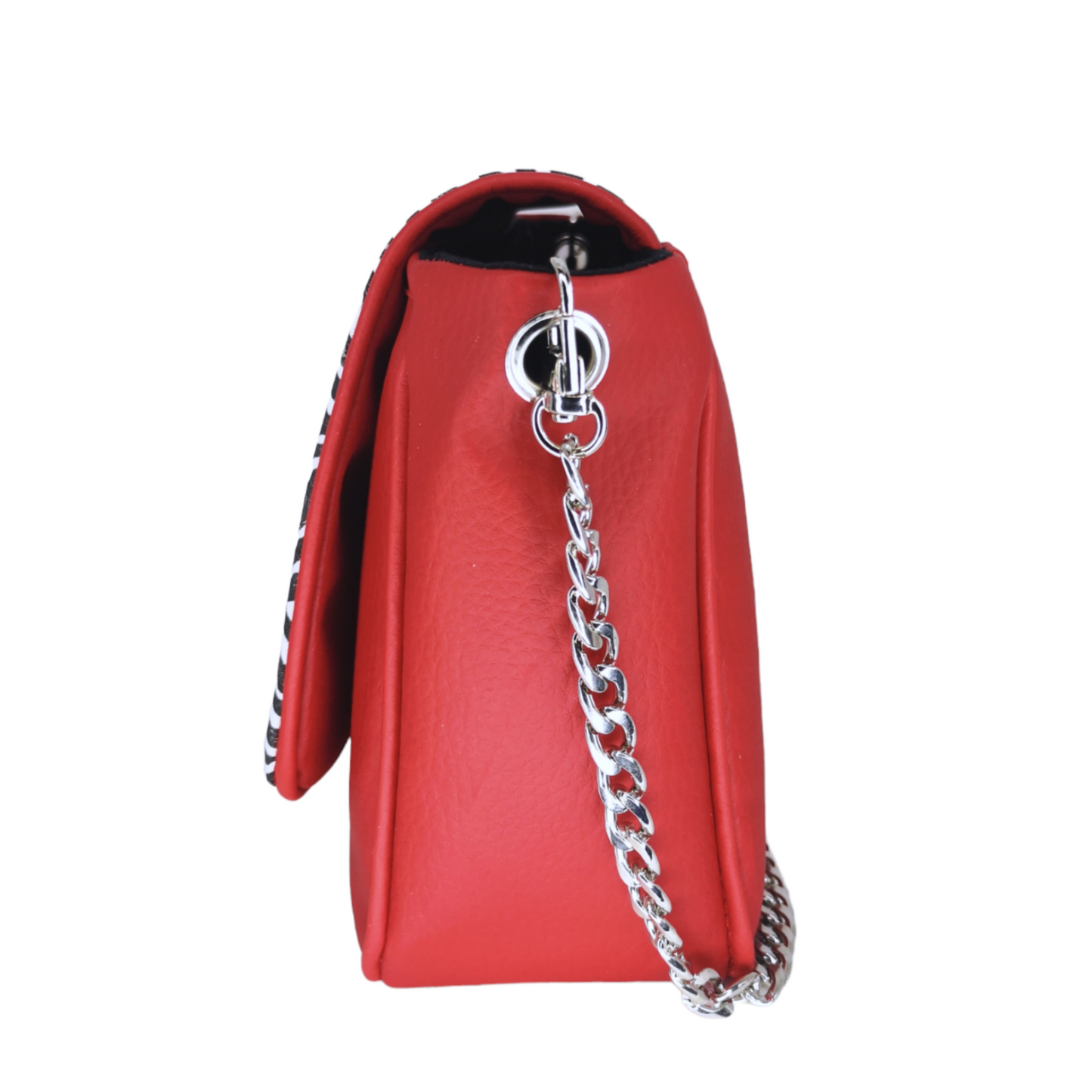 Sac rouge à rabat motif zèbre noir et blanc, décoré d'un éclair en simili cuir rouge. Muni d'un fermoir tourniquet argent et d'une chaîne argent bandouilère amovible.