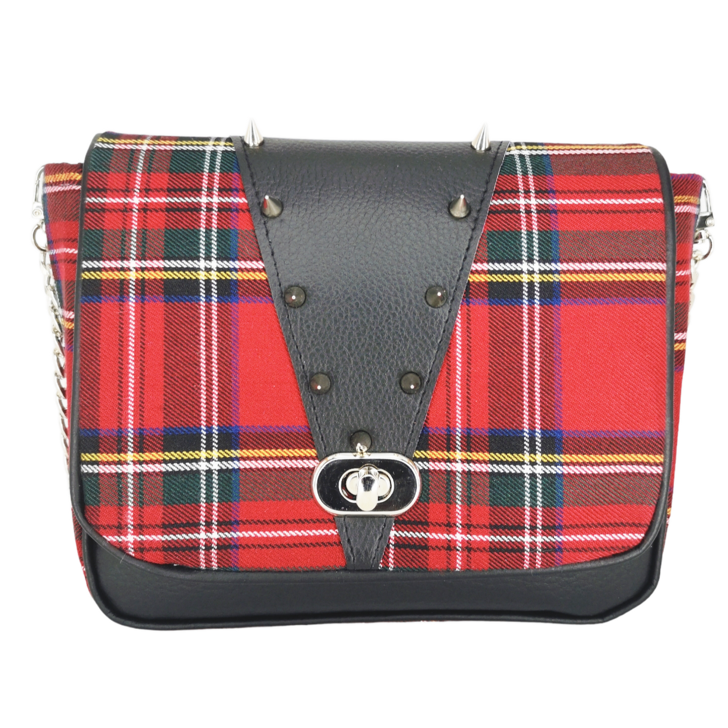 Sac à rabat motif tartan écossais, base décorée de spikes ( clous rivets cônes) en métal. Muni d'un fermoir tourniquet argent et d'une chaîne argent bandouilère amovible.