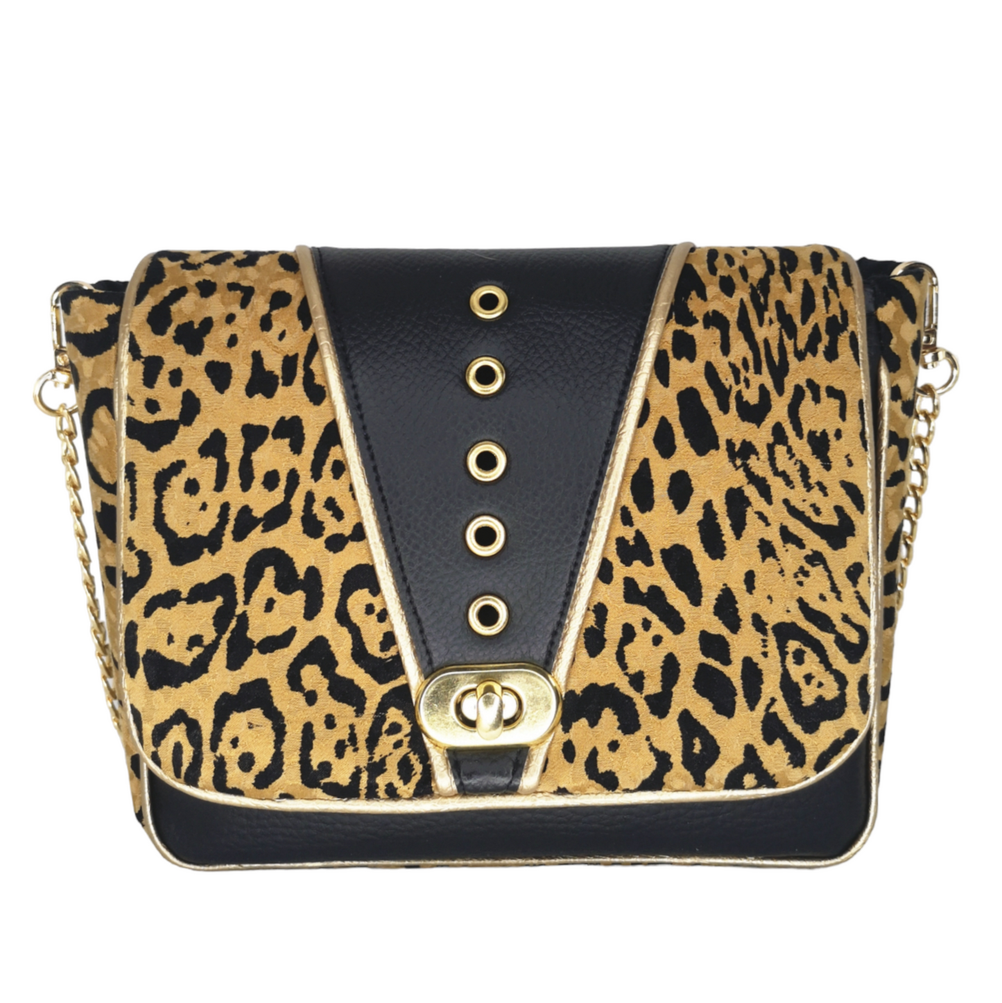 Sac à rabat motif léopard, camel et noir, décoré d'œillets en métal doré. Muni d'un fermoir tourniquet doré et d'une chaîne doré bandouilère amovible.