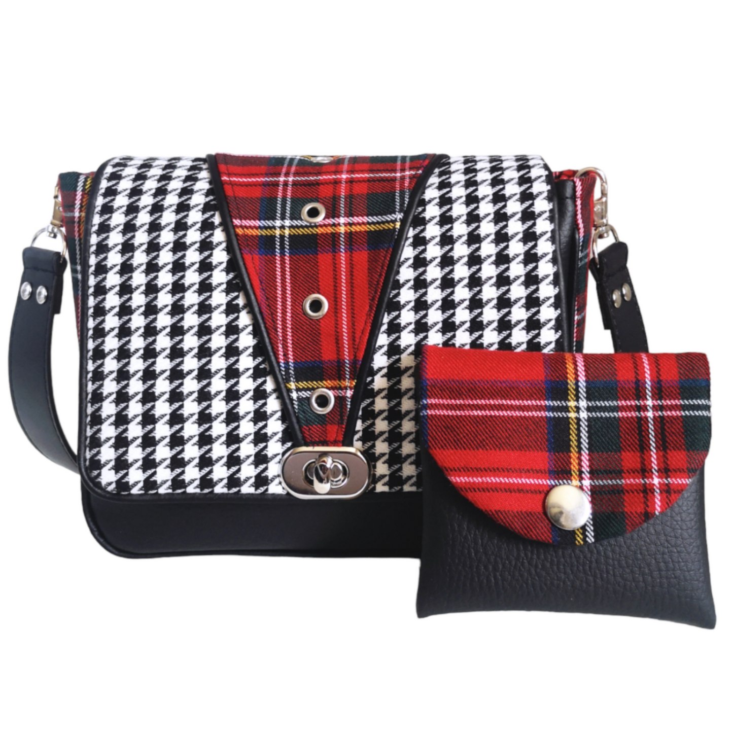 Sac à main à rabat en tartan, pied de poule et simili cuir Les RoQuettes. Modèle munit d'une anse en simili cuir noir et d'un fermoir tourniquet.