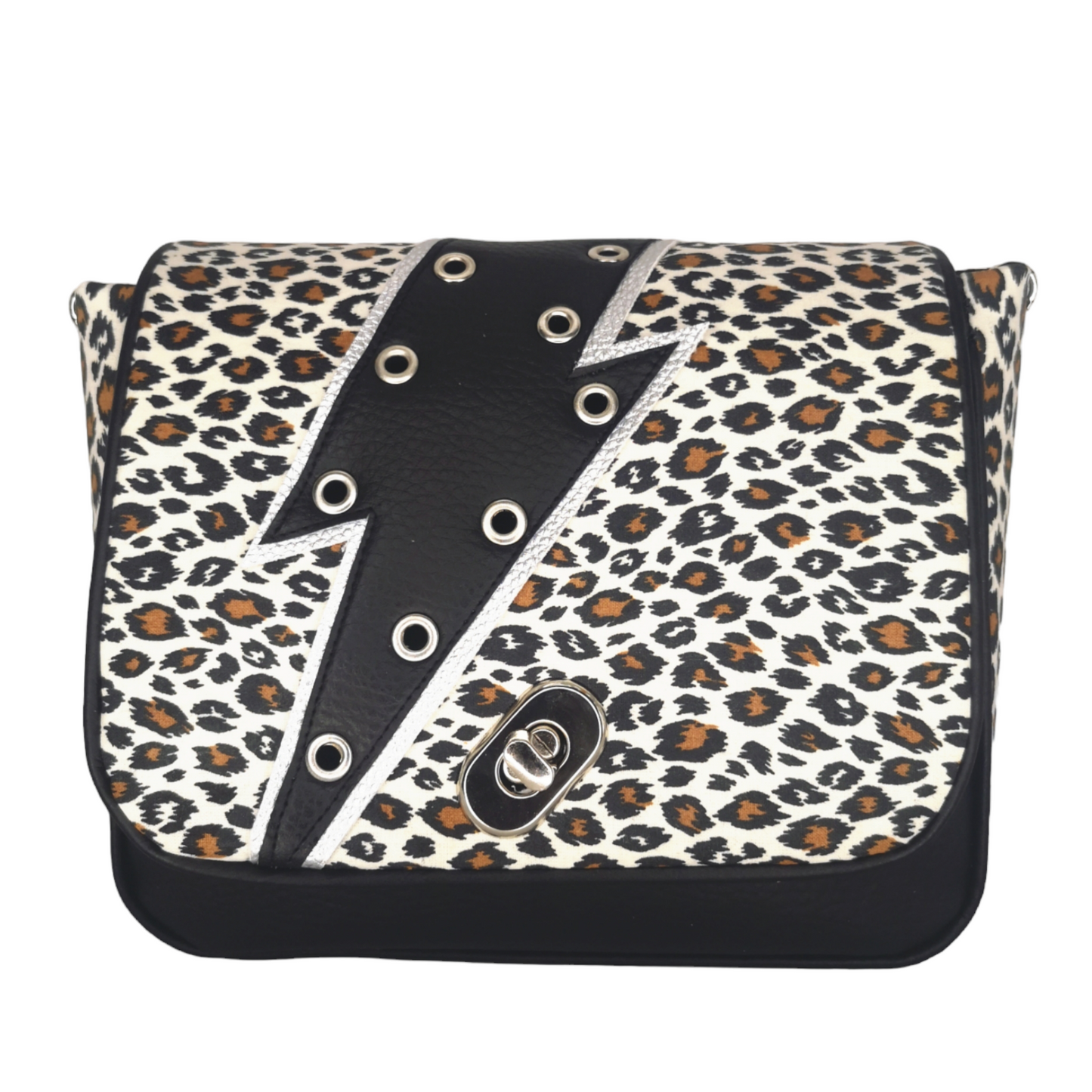 Sac à rabat motif léopard noir, beige et blanc, décoré d'un éclair en simili cuir noir et d'œillets en métal argent. Muni d'un fermoir tourniquet argent et d'une chaîne argent bandouilère amovible.