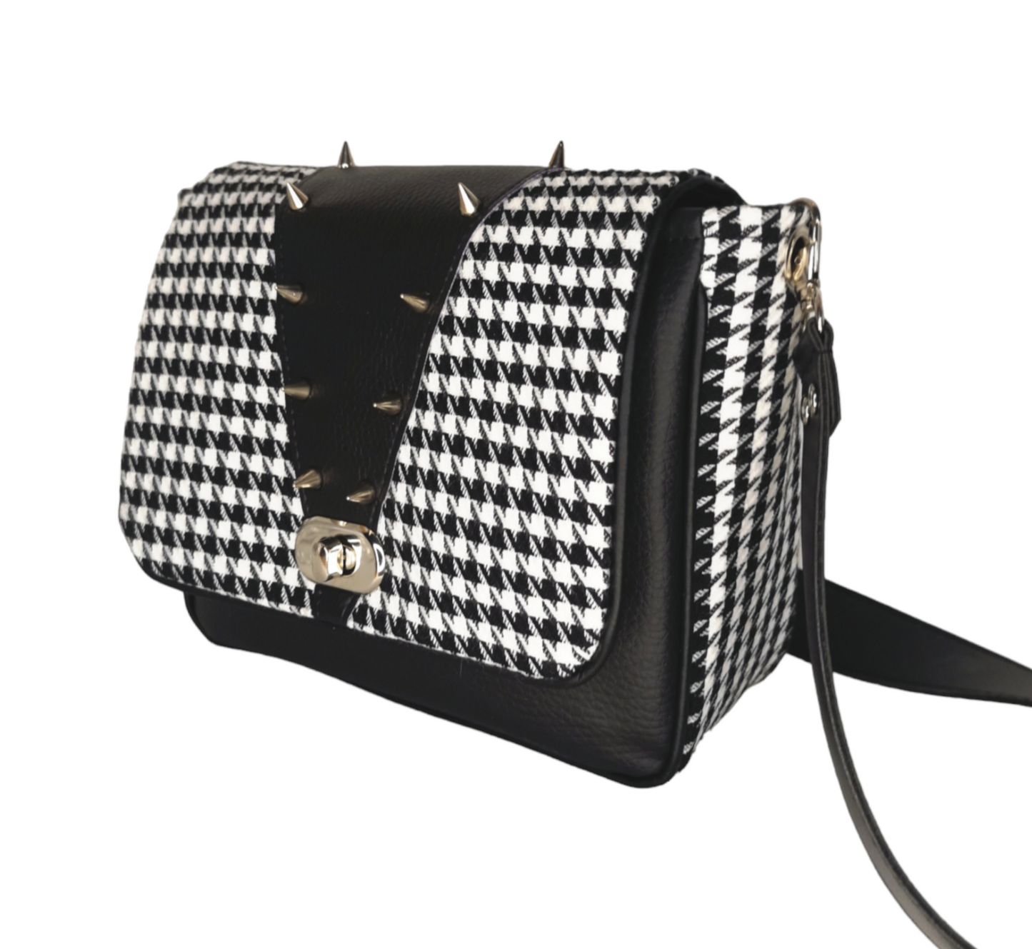 Sac à rabat motif pied de poule noir et blanc, base décorée de spikes ( clous rivets cônes) en métal. Muni d'un fermoir tourniquet argent et anse en simili cuir noir amovible.