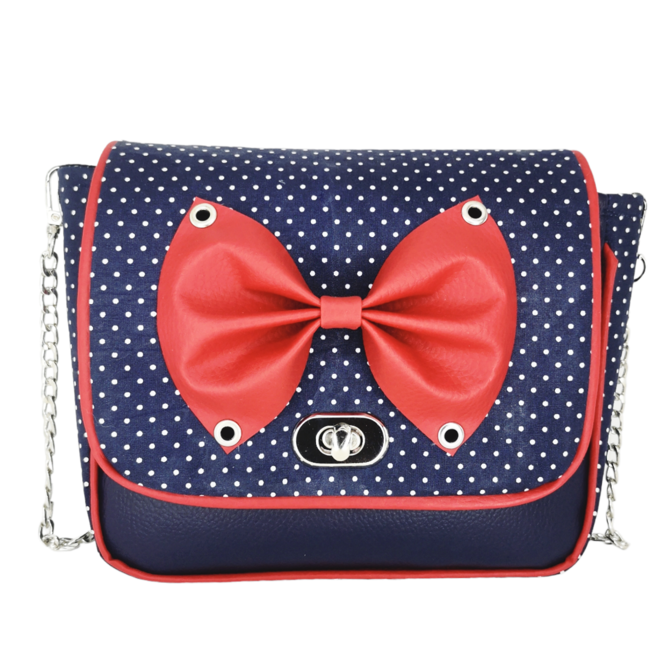 Sac à main à rabat motif bleu marine à petits pois blancs, base décorée d'un joli noeud rouge en simili cuir fixé par des oeillets argent. Muni d'un fermoir tourniquet argent et d'une chaîne argent bandoulière amovible.