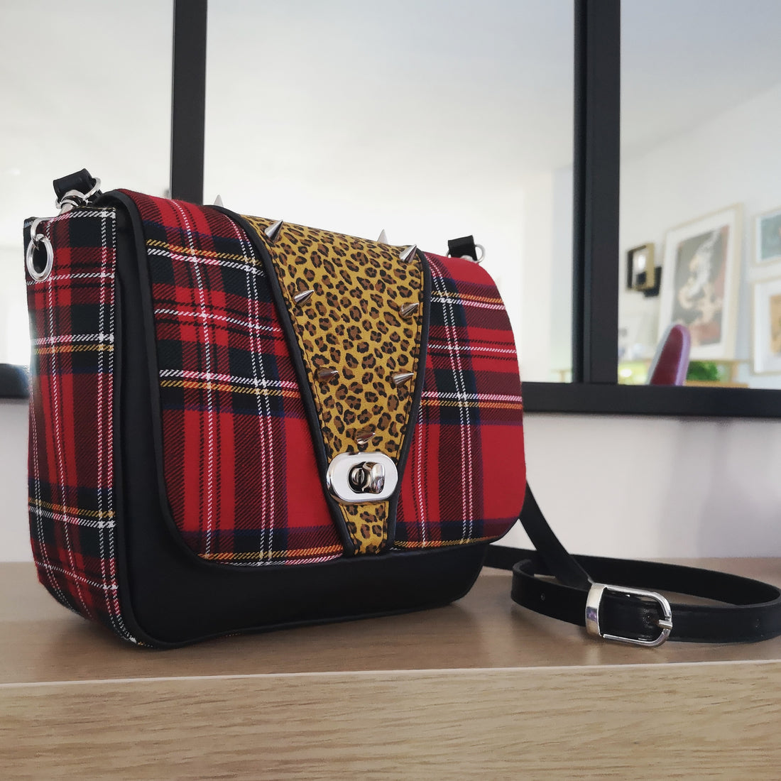 Quels looks associer avec ton sac à main léopard et tartan ?