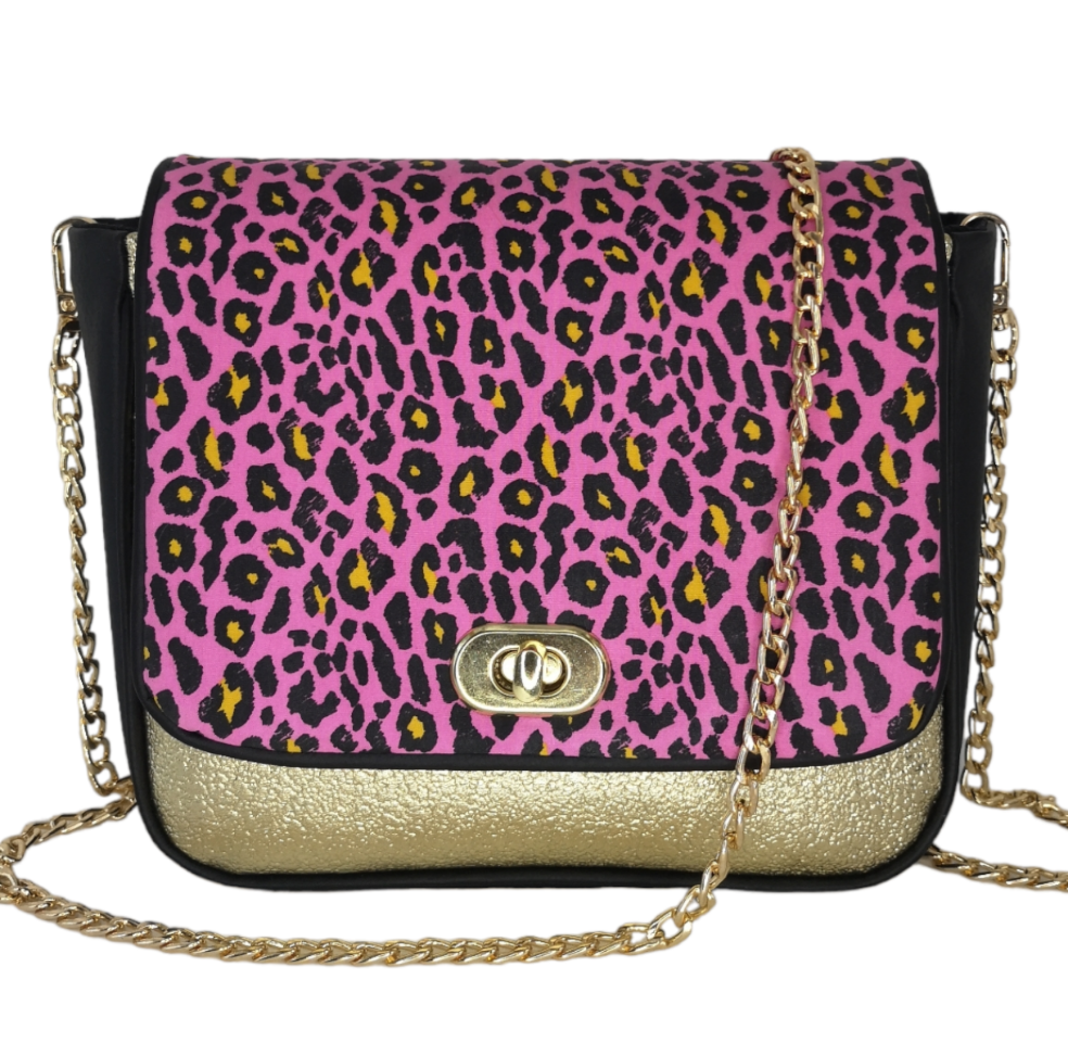 Sac à main rock-glam léopard rose fuchsia avec un base dorée pailleté, fermoir twist doré et bandoulière chaîne