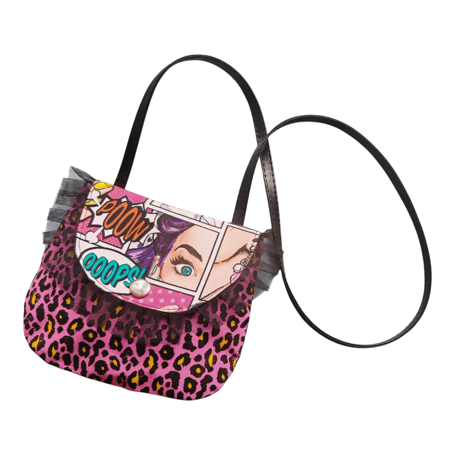 Petit sac bandoulière rockabilly pour enfant au motif léopard rose avec rabat style bande dessinée pop art et froufrous en tulle noir.