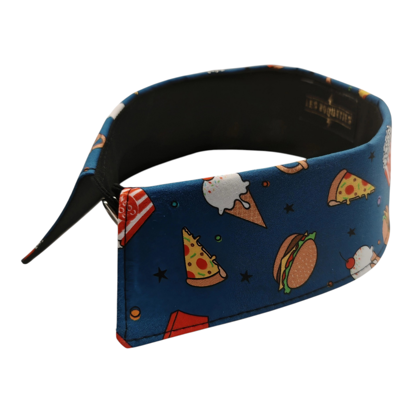 Col amovible à motif burger et pizza.

Col bijou qui apporte une touche de rétro fantaisie et complète votre tenue de manière fun et colorée!

Se ferme par une pression argentée sur le devant.

Taille unique.

Dimension:

Tour de cou 42 cm

Hauteur du col 5 cm

Matière: coton / doublure: coton