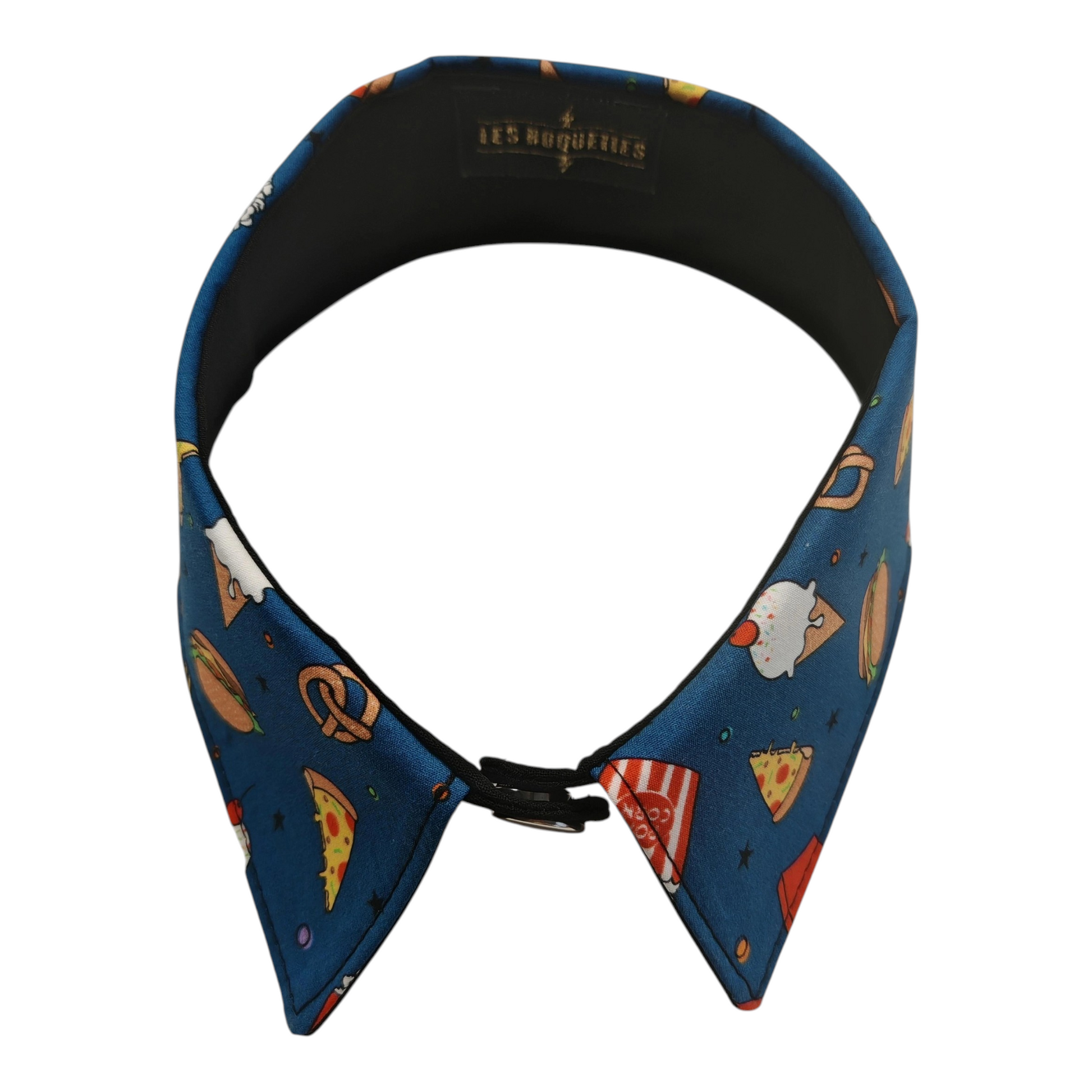 Col amovible à motif burger et pizza.

Col bijou qui apporte une touche de rétro fantaisie et complète votre tenue de manière fun et colorée!

Se ferme par une pression argentée sur le devant.

Taille unique.

Dimension:

Tour de cou 42 cm

Hauteur du col 5 cm

Matière: coton / doublure: coton