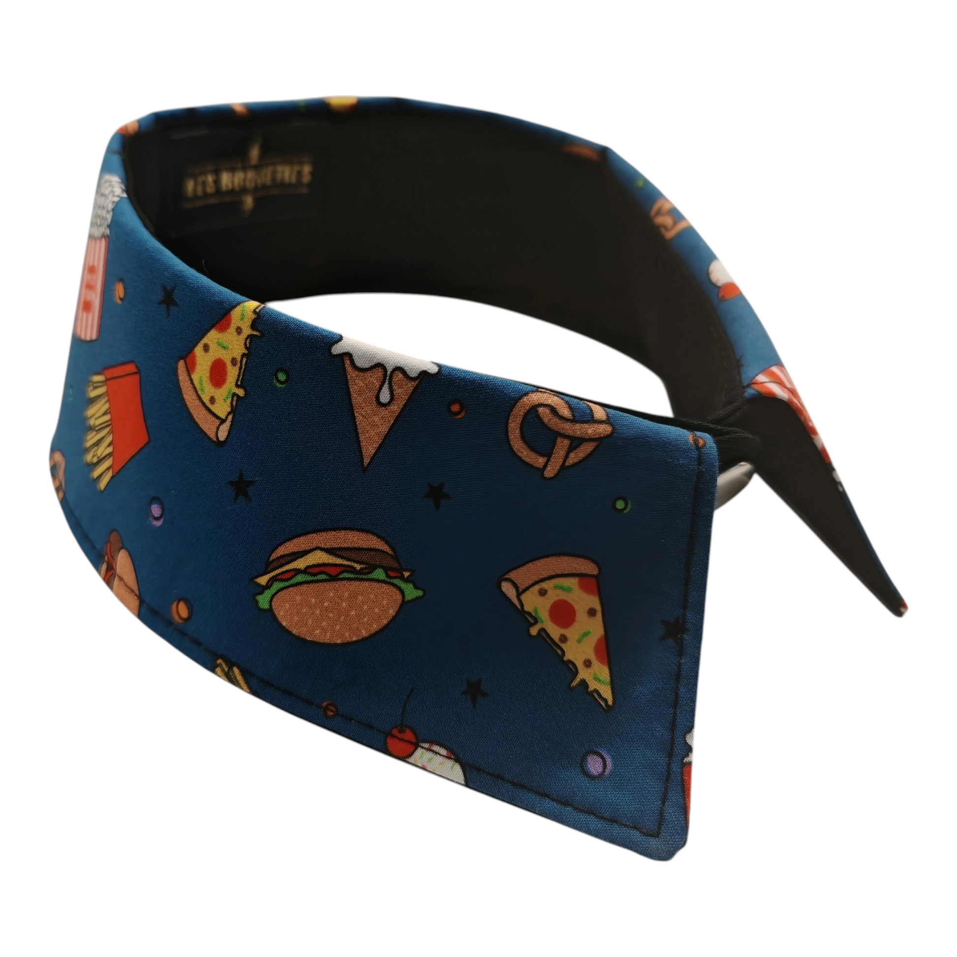 Col amovible à motif burger et pizza.

Col bijou qui apporte une touche de rétro fantaisie et complète votre tenue de manière fun et colorée!

Se ferme par une pression argentée sur le devant.

Taille unique.

Dimension:

Tour de cou 42 cm

Hauteur du col 5 cm

Matière: coton / doublure: coton