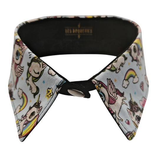 Col amovible à motif licorne et arc en ciel.

Col bijou qui apporte une touche de fantaisie et complète votre tenue de manière fun et colorée!

Effet paillettes et licorne! 🦄 🌈

Se ferme par une pression argentée sur le devant.

Taille unique.

Dimension:

Tour de cou 42 cm

Hauteur du col 5 cm

Matière: coton / doublure: coton