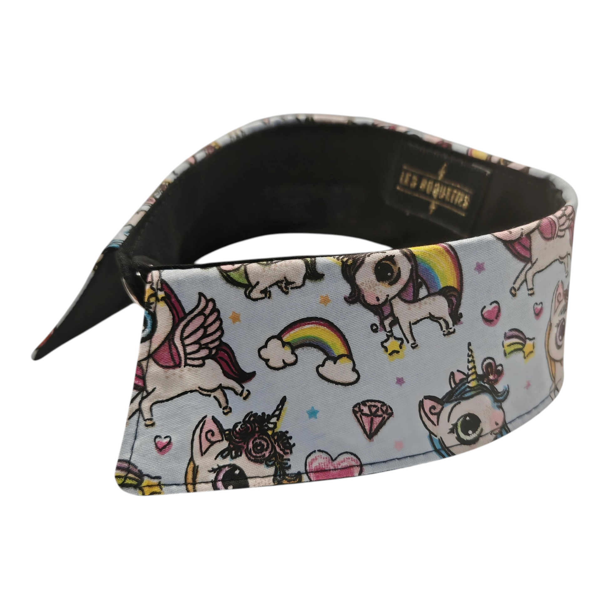 Col amovible à motif licorne et arc en ciel.

Col bijou qui apporte une touche de fantaisie et complète votre tenue de manière fun et colorée!

Effet paillettes et licorne! 🦄 🌈

Se ferme par une pression argentée sur le devant.

Taille unique.

Dimension:

Tour de cou 42 cm

Hauteur du col 5 cm

Matière: coton / doublure: coton