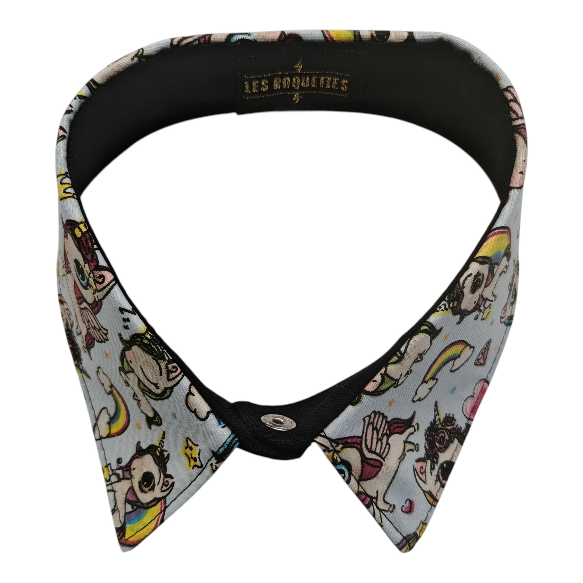Col amovible à motif licorne et arc en ciel.

Col bijou qui apporte une touche de fantaisie et complète votre tenue de manière fun et colorée!

Effet paillettes et licorne! 🦄 🌈

Se ferme par une pression argentée sur le devant.

Taille unique.

Dimension:

Tour de cou 42 cm

Hauteur du col 5 cm

Matière: coton / doublure: coton