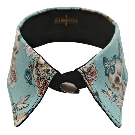 Col amovible à motif tête de mort et papillons.

Col bijou qui apporte une touche de fantaisie et complète votre tenue du fun et du rock!

Se ferme par une pression argentée sur le devant.

Taille unique.

Dimension:

Tour de cou 42 cm

Hauteur du col 5 cm

Matière: coton / doublure: coton