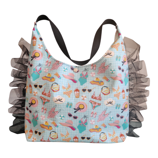 Sac hobo Les RoQuettes.

 

Modèle Pin up à la plage pour un style résolument pin-up, glamour et féminin.

 

Sac hobo porté épaule motif Pin up lunettes de.soleil, chapeau, glace,....dans les tons multicolore.

 

Se ferme avec une pression argent, anse en sangle de couleur noire.

 

Petite poche intérieure pour y glisser ses clés.

 

Dimensions: largeur 40 cm, hauteur de la base 28 cm, hauteur totale à partir du milieu de la anse 62 cm.

 

Matière: coton/ doublure: coton

 

Fabrication: Modélisé et fa