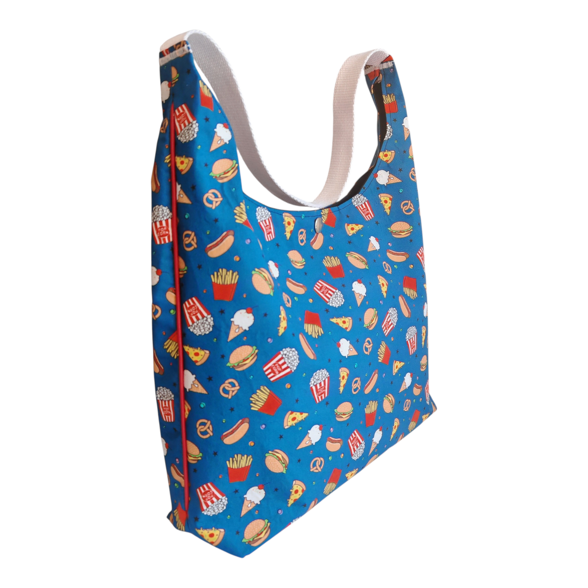 Sac hobo Les RoQuettes.

 

Modèle burger et pizza pour un style résolument rétro et vintage.

 

Sac hobo porté épaule motif burgers et pizzas.

 

Se ferme avec une pression argent, anse en sangle de couleur noire.

 

Petite poche intérieure pour y glisser ses clés.

 

Dimensions: largeur 40 cm, hauteur de la base 28 cm, hauteur totale à partir du milieu de la anse 62 cm.

 

Matière: coton / doublure: coton

 

Fabrication: Modélisé et fabriqué par Priscilla dans son petit atelier près de Montpellier

