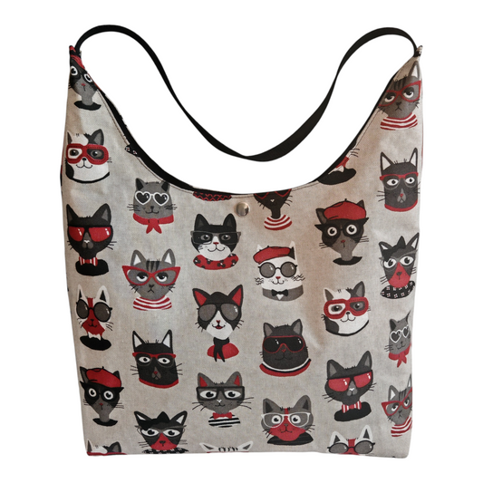 Sac hobo Les RoQuettes.

 

Modèle Cat pour les passionnés de chat 🐱 

 

Sac hobo porté épaule chat graphique.

Se ferme avec une pression argent, anse en sangle de couleur noire.

 

Petite poche intérieure pour y glisser ses clés.

 

Dimensions: largeur 40 cm, hauteur de la base 28 cm, hauteur totale à partir du milieu de la anse 62 cm.

 

Matière: coton, viscose/ doublure: coton

 

Fabrication: Modélisé et fabriqué par Priscilla dans son petit atelier près de Montpellier

 

Made in France 🇲🇫