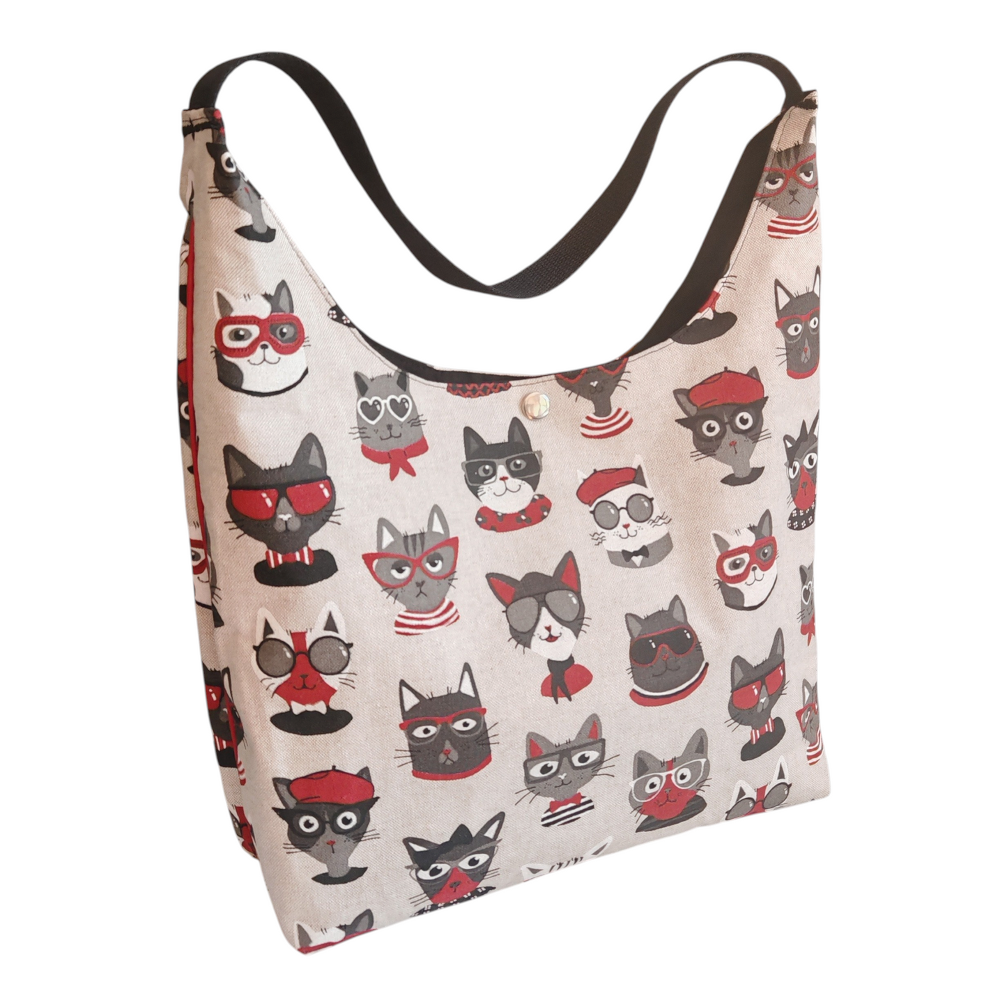Sac hobo Les RoQuettes.

 

Modèle Cat pour les passionnés de chat 🐱 

 

Sac hobo porté épaule chat graphique.

Se ferme avec une pression argent, anse en sangle de couleur noire.

 

Petite poche intérieure pour y glisser ses clés.

 

Dimensions: largeur 40 cm, hauteur de la base 28 cm, hauteur totale à partir du milieu de la anse 62 cm.

 

Matière: coton, viscose/ doublure: coton

 

Fabrication: Modélisé et fabriqué par Priscilla dans son petit atelier près de Montpellier

 

Made in France 🇲🇫