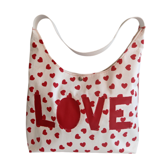 Sac hobo Les RoQuettes.

 

Modèle love pour un style résolument pin-up, glamour et féminin.

 

Sac hobo porté épaule motif petits cœurs rouge et insert LOVE en simili cuir rouge.

 

Se ferme avec une pression argent, anse en sangle de couleur noire.

 

Petite poche intérieure pour y glisser ses clés.

 

Dimensions: largeur 40 cm, hauteur de la base 28 cm, hauteur totale à partir du milieu de la anse 62 cm.

 

Matière: coton et simili cuir/ doublure: coton

 

Fabrication: Modélisé et fabriqué par Pris