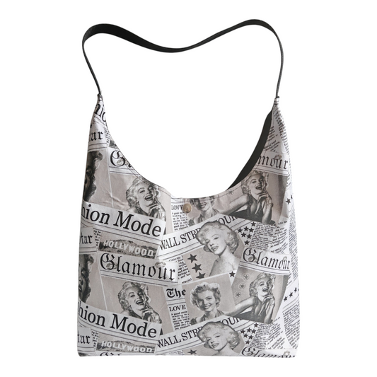 Sac hobo Les RoQuettes.

 

Modèle MARYLIN pour un style résolument pin-up, glamour et féminin.

 

Sac hobo porté épaule motif journal de mode Marylin Monroe noir et blanc.

 

Se ferme avec une pression argent, anse en sangle de couleur noire.

 

Petite poche intérieure pour y glisser ses clés.

 

Dimensions: largeur 40 cm, hauteur de la base 28 cm, hauteur totale à partir du milieu de la anse 62 cm.

 

Matière: coton noir et blanc/ doublure: coton