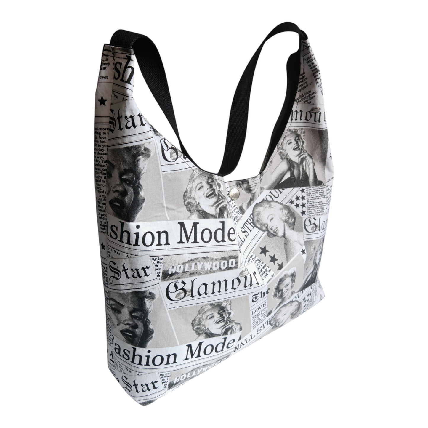 Sac hobo Les RoQuettes.

 

Modèle MARYLIN pour un style résolument pin-up, glamour et féminin.

 

Sac hobo porté épaule motif journal de mode Marylin Monroe noir et blanc.

 

Se ferme avec une pression argent, anse en sangle de couleur noire.

 

Petite poche intérieure pour y glisser ses clés.

 

Dimensions: largeur 40 cm, hauteur de la base 28 cm, hauteur totale à partir du milieu de la anse 62 cm.

 

Matière: coton noir et blanc/ doublure: coton