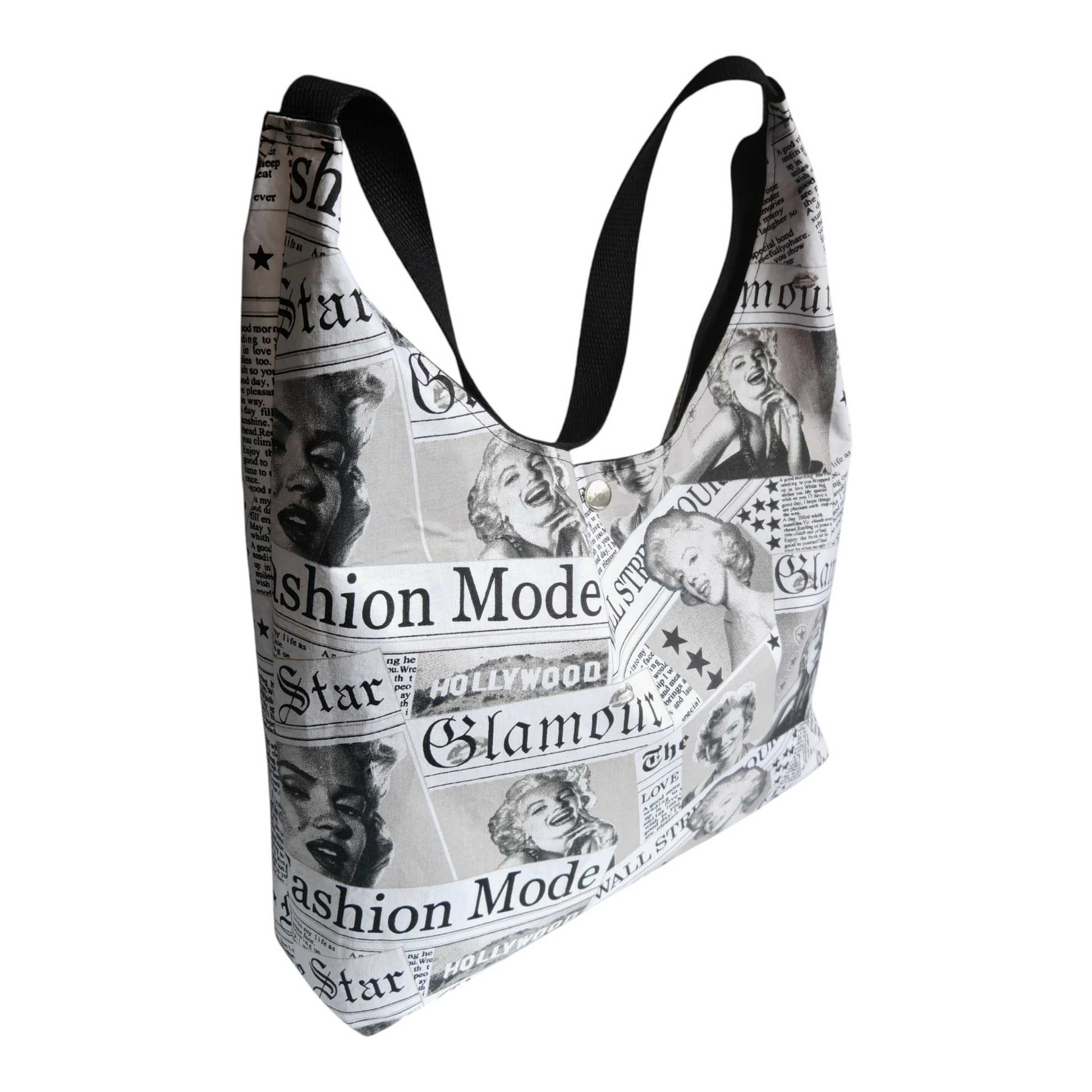 Sac hobo Les RoQuettes.

 

Modèle MARYLIN pour un style résolument pin-up, glamour et féminin.

 

Sac hobo porté épaule motif journal de mode Marylin Monroe noir et blanc.

 

Se ferme avec une pression argent, anse en sangle de couleur noire.

 

Petite poche intérieure pour y glisser ses clés.

 

Dimensions: largeur 40 cm, hauteur de la base 28 cm, hauteur totale à partir du milieu de la anse 62 cm.

 

Matière: coton noir et blanc/ doublure: coton