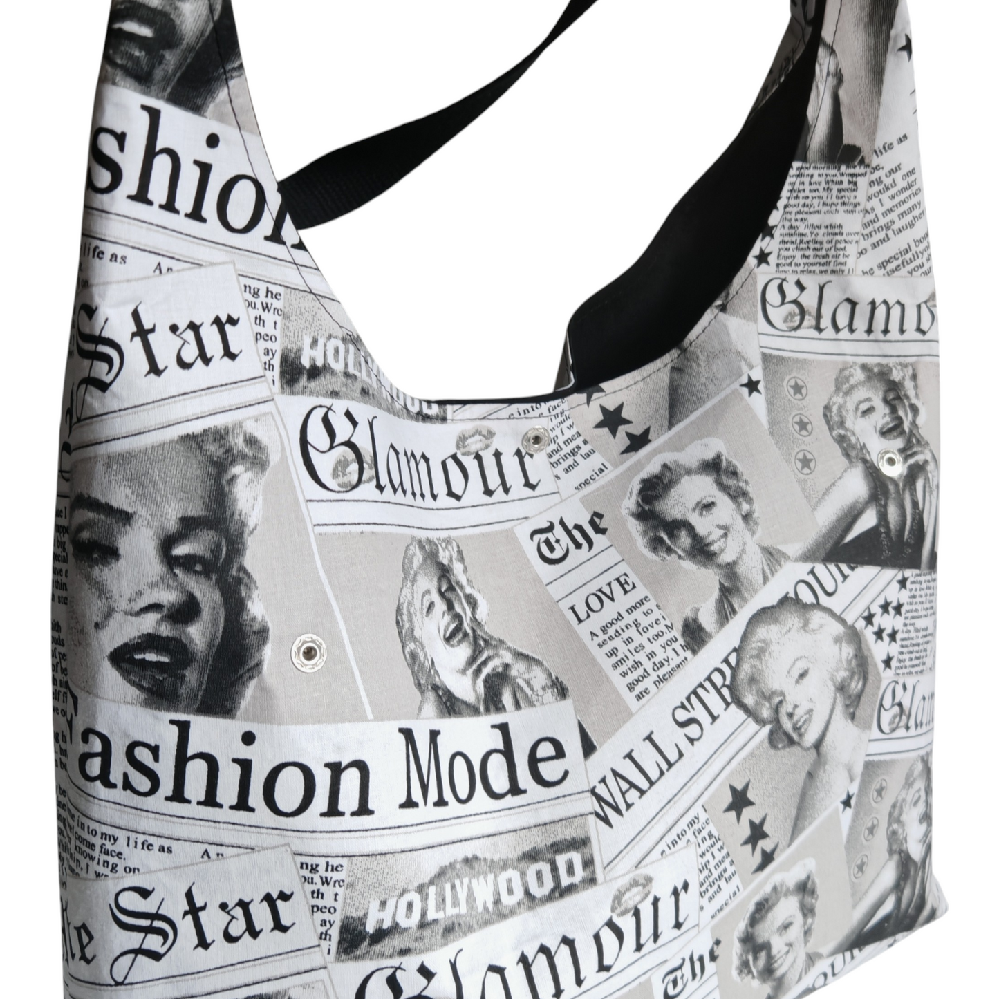 Sac hobo Les RoQuettes.

 

Modèle MARYLIN pour un style résolument pin-up, glamour et féminin.

 

Sac hobo porté épaule motif journal de mode Marylin Monroe noir et blanc.

 

Se ferme avec une pression argent, anse en sangle de couleur noire.

 

Petite poche intérieure pour y glisser ses clés.

 

Dimensions: largeur 40 cm, hauteur de la base 28 cm, hauteur totale à partir du milieu de la anse 62 cm.

 

Matière: coton noir et blanc/ doublure: coton