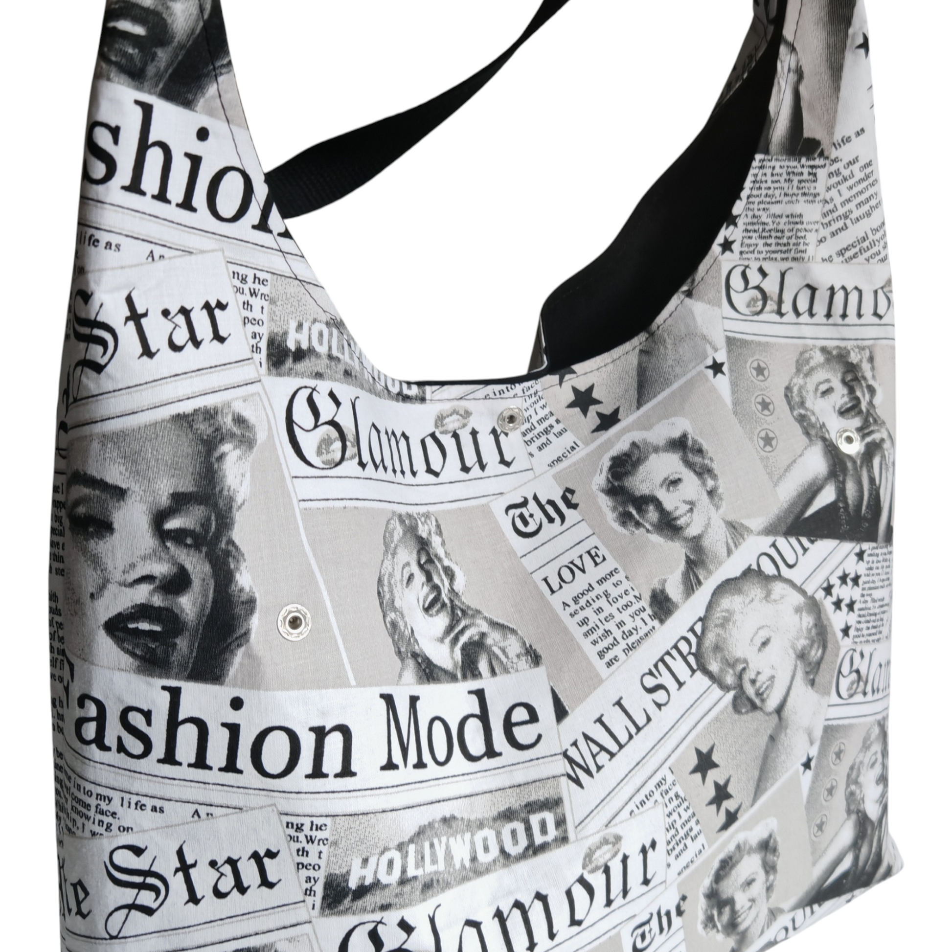 Sac hobo Les RoQuettes.

 

Modèle MARYLIN pour un style résolument pin-up, glamour et féminin.

 

Sac hobo porté épaule motif journal de mode Marylin Monroe noir et blanc.

 

Se ferme avec une pression argent, anse en sangle de couleur noire.

 

Petite poche intérieure pour y glisser ses clés.

 

Dimensions: largeur 40 cm, hauteur de la base 28 cm, hauteur totale à partir du milieu de la anse 62 cm.

 

Matière: coton noir et blanc/ doublure: coton