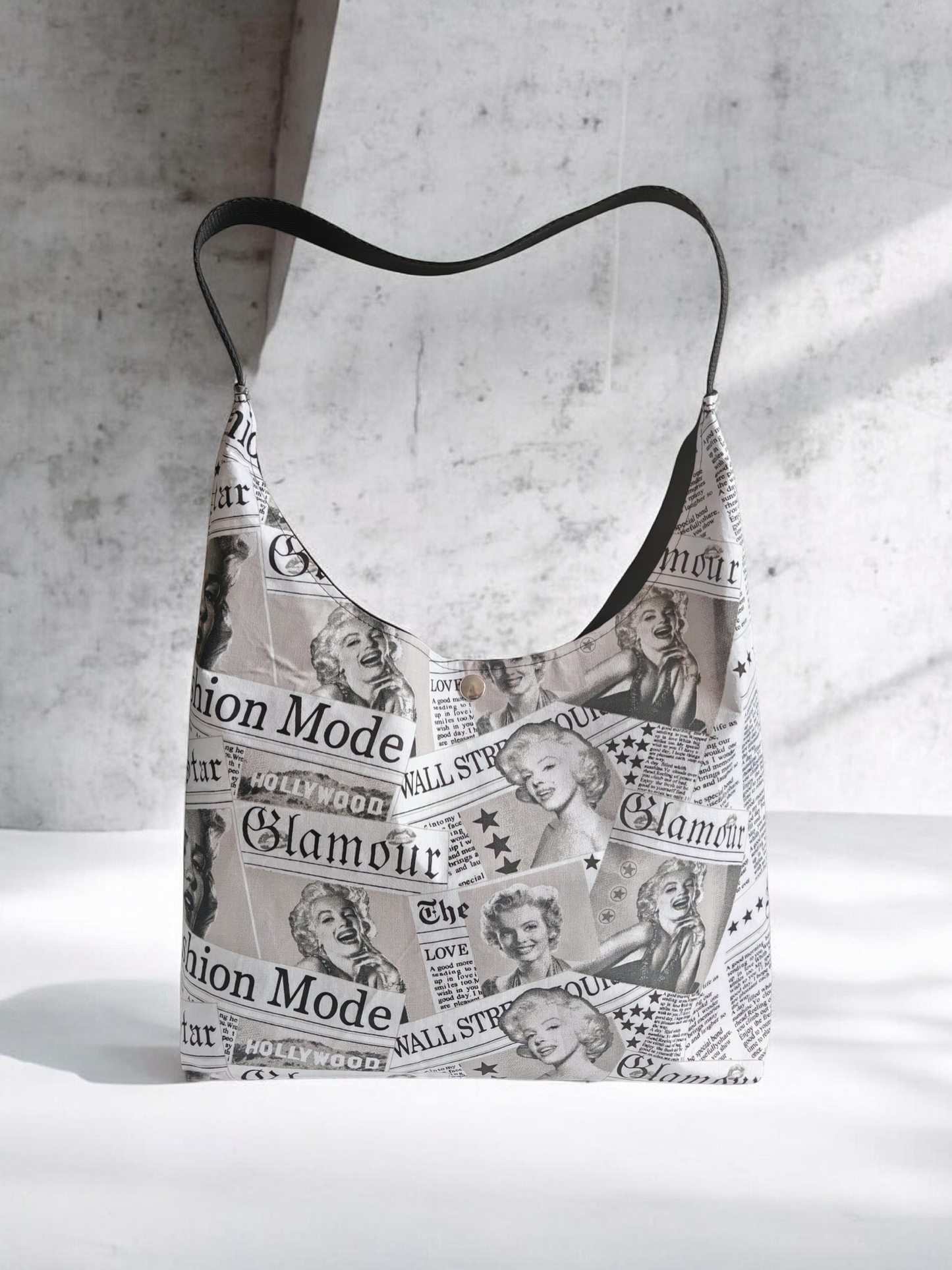 Sac hobo Les RoQuettes.

 

Modèle MARYLIN pour un style résolument pin-up, glamour et féminin.

 

Sac hobo porté épaule motif journal de mode Marylin Monroe noir et blanc.

 

Se ferme avec une pression argent, anse en sangle de couleur noire.

 

Petite poche intérieure pour y glisser ses clés.

 

Dimensions: largeur 40 cm, hauteur de la base 28 cm, hauteur totale à partir du milieu de la anse 62 cm.

 

Matière: coton noir et blanc/ doublure: coton