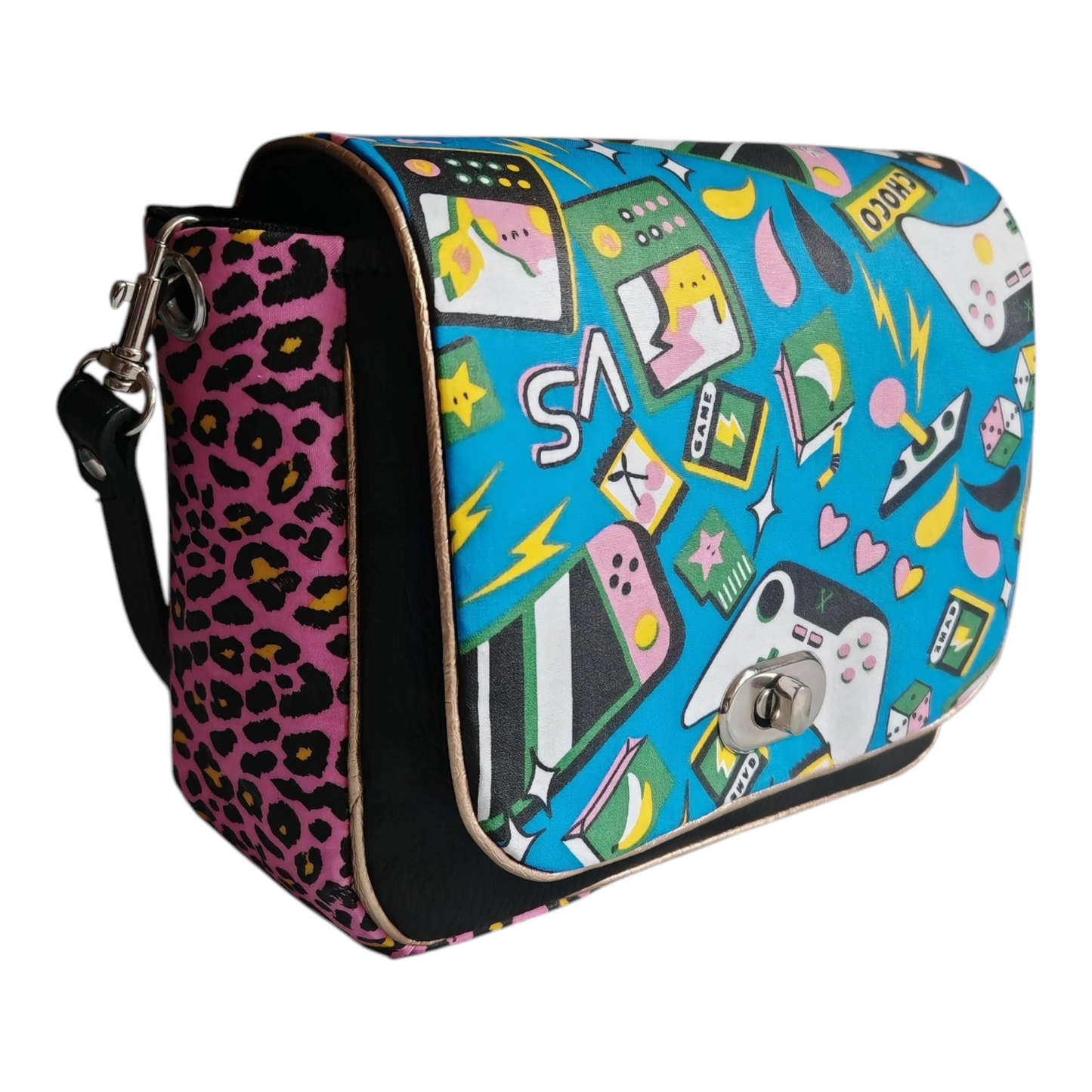 Sac à main bandoulière Les RoQuettes

Modèle Lady geek pour un style très coloré inspiré des années 80, geek style. 

Sac à rabat motif jeux vidéos des année 80 multicolore et de  léopard rose.

Muni d'un fermoir tourniquet argent et anse en simili cuir noir amovible.

Petite poche intérieure pour y glisser ses clés.

Dimensions: 16 x 24 x 7 cm

Longueur de la anse: 110 cm

Matière: coton/viscose et simili cuir / doublure: coton