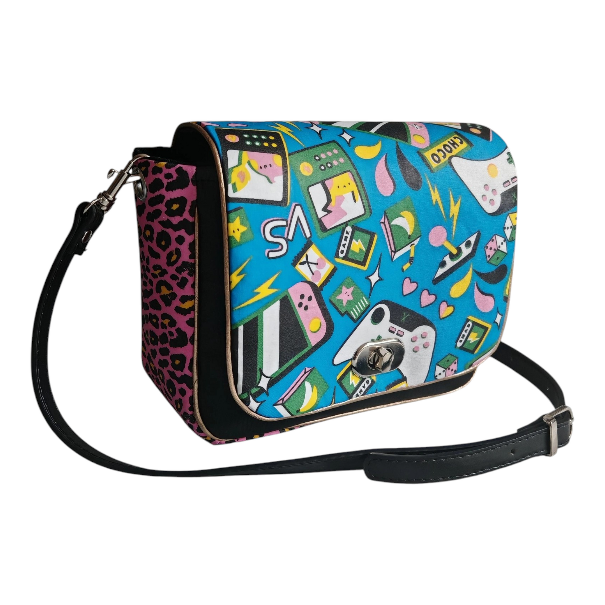 Sac à main bandoulière Les RoQuettes

Modèle Lady geek pour un style très coloré inspiré des années 80, geek style. 

Sac à rabat motif jeux vidéos des année 80 multicolore et de  léopard rose.

Muni d'un fermoir tourniquet argent et anse en simili cuir noir amovible.

Petite poche intérieure pour y glisser ses clés.

Dimensions: 16 x 24 x 7 cm

Longueur de la anse: 110 cm

Matière: coton/viscose et simili cuir / doublure: coton