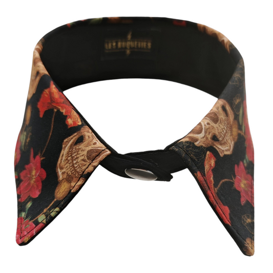 Col de chemise amovible en coton à motif têtes de mort et fleurs, accessoire de mode rock fait main en France.
