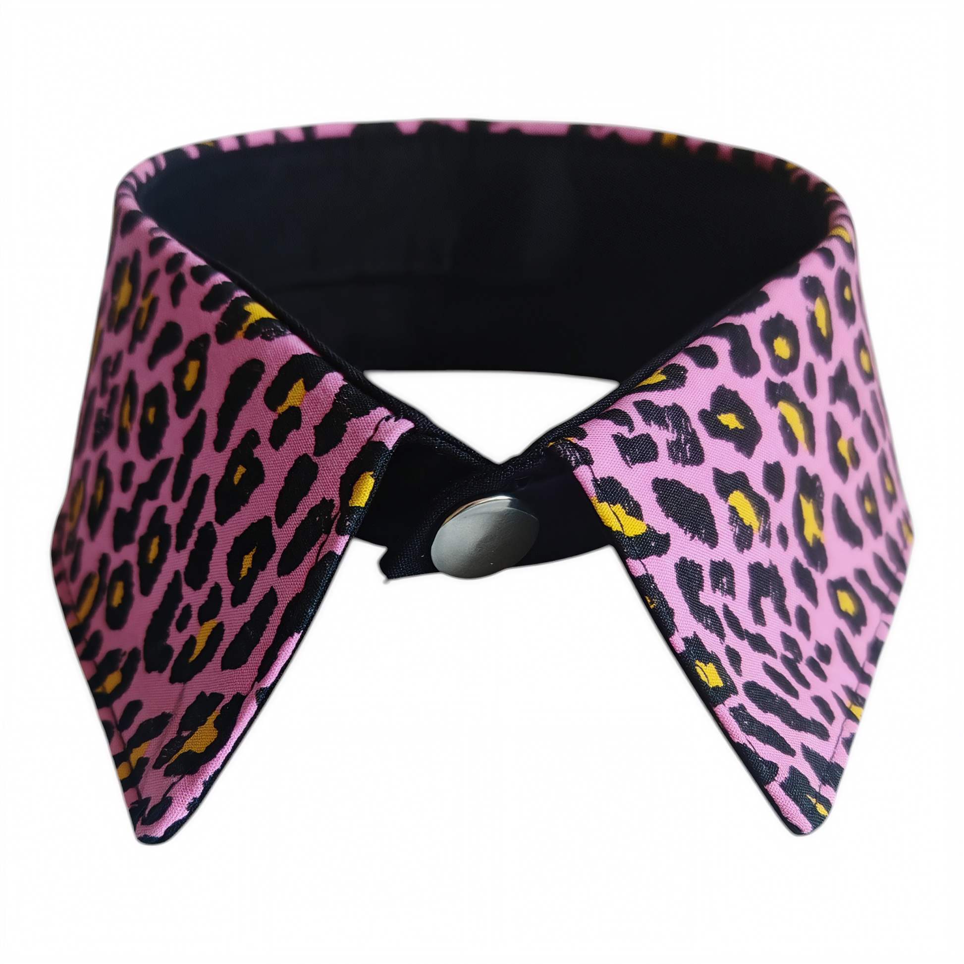 Col de chemise amovible au motif léopard rose fuchsia avec pression argentée, accessoire mode rock fabriqué par Les RoQuettes.