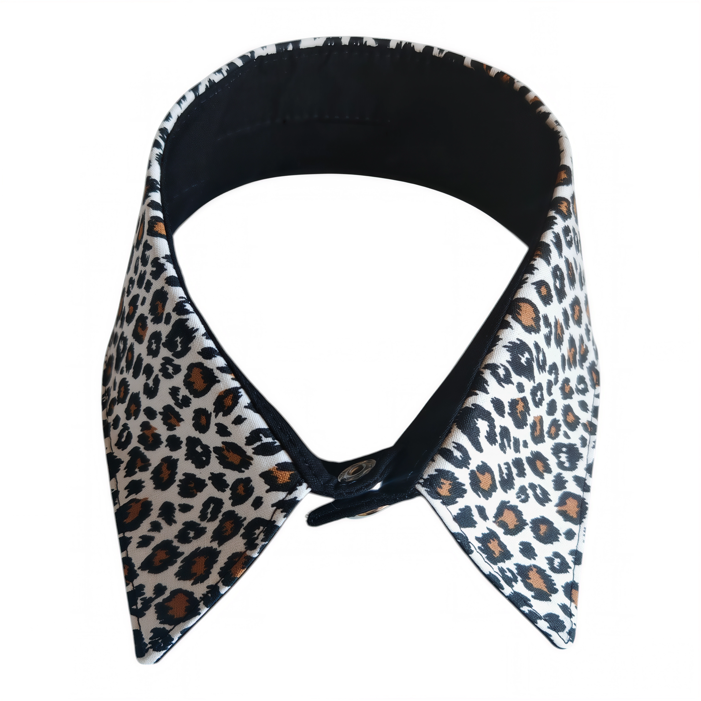 Col de chemise amovible au motif léopard avec bouton pression argenté, accessoire de mode artisanal Les RoQuettes.