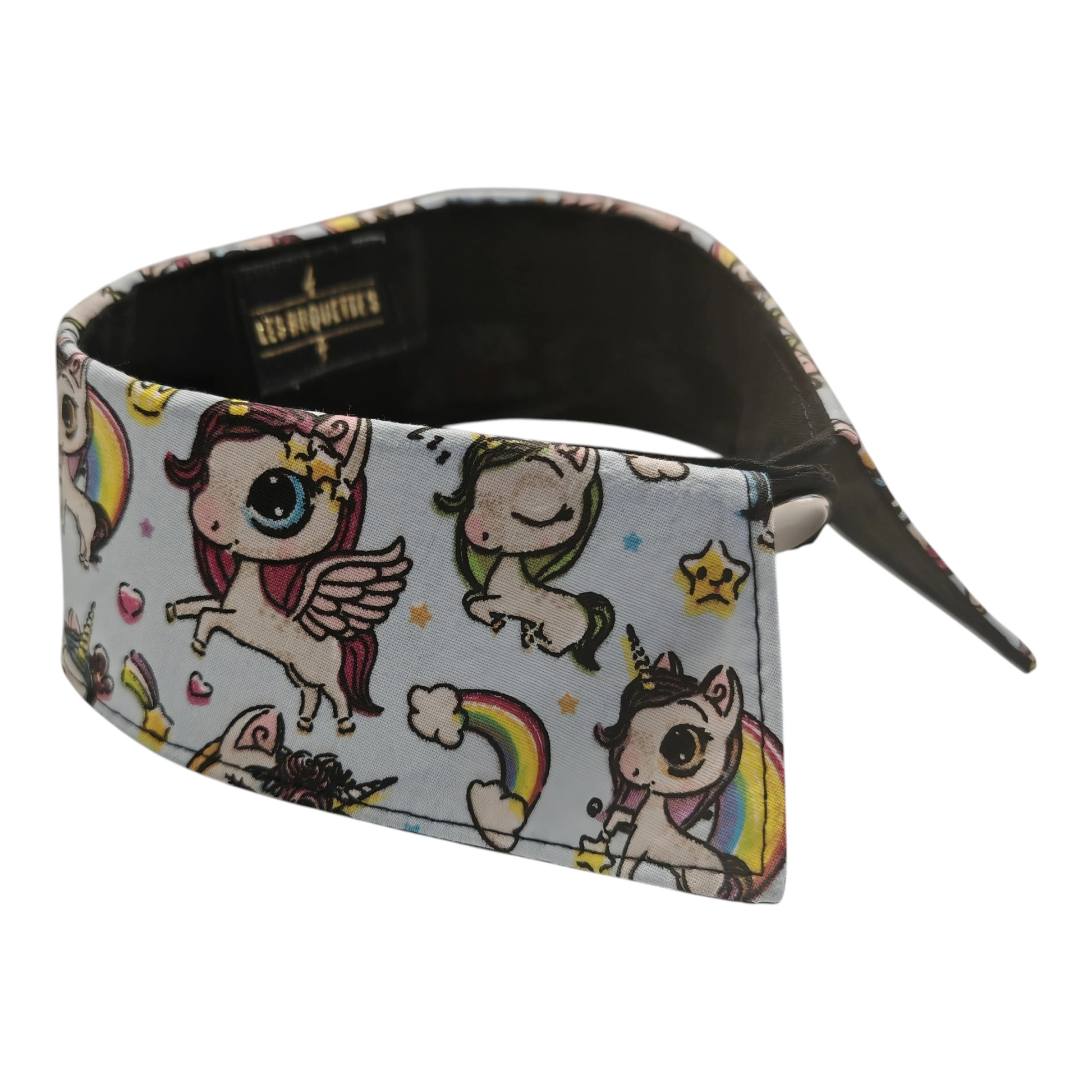 Col amovible à motif licorne et arc en ciel.

Col bijou qui apporte une touche de fantaisie et complète votre tenue de manière fun et colorée!

Effet paillettes et licorne! 🦄 🌈

Se ferme par une pression argentée sur le devant.

Taille unique.

Dimension:

Tour de cou 42 cm

Hauteur du col 5 cm

Matière: coton / doublure: coton