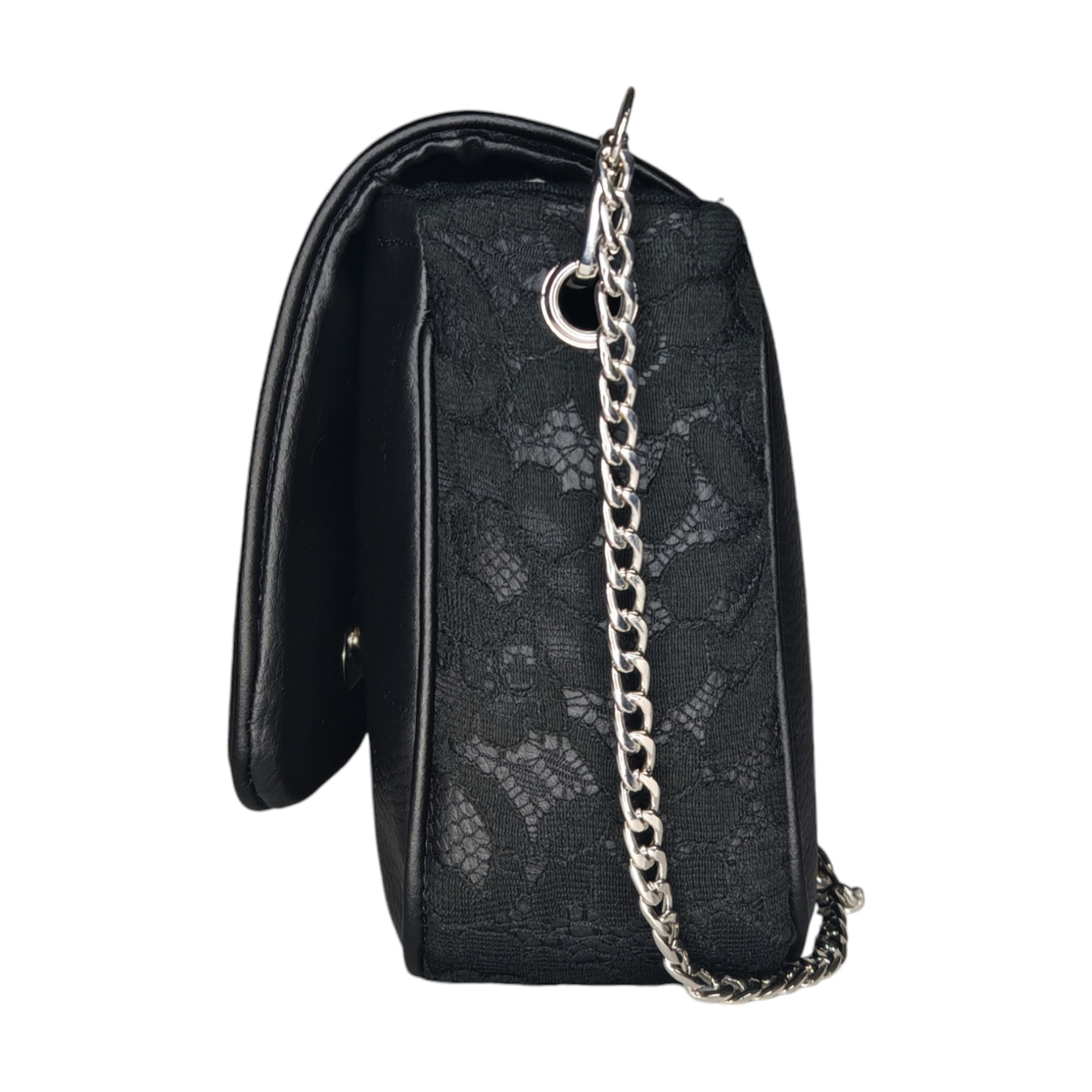 Sac à main bandoulière chaîne Les RoQuettes

 

Modèle DITA pour un style résolument pin-up, rockabilly, esprit lingerie.

 

Sac à main à rabat en dentelle noire, base décorée d'un empiècement noir en simili cuir et dentelle noire fixé par des oeuillets argent pour un effet corset.

 

Muni d'un fermoir tourniquet argent et d'une chaîne argent bandouilère amovible.