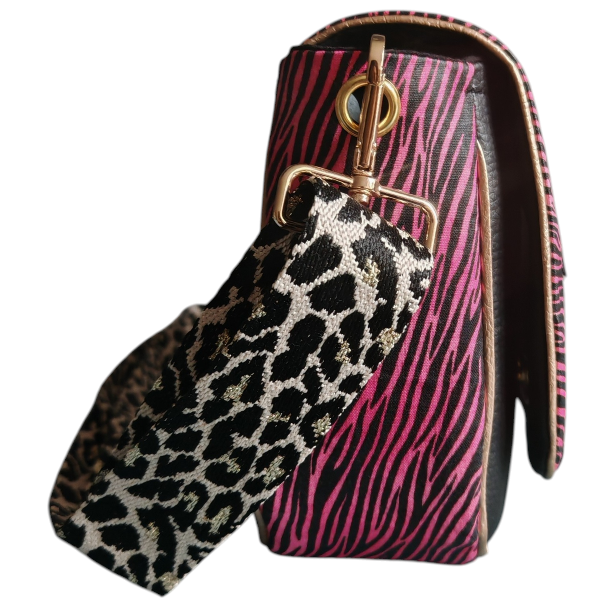 Sac à main bandoulière motif zébré rose fuchsia avec éclair doré, modèle Bowie rock fait main par Les RoQuettes.