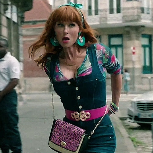 Sac à main glam rock Léo Pink vu dans la série HPI, motif léopard rose fuchsia et base dorée avec chaîne bandoulière, création française artisanale par Les RoQuettes près de Montpellier.