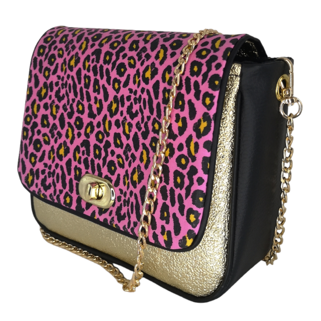 Sac à main glam rock Léo Pink vu dans la série HPI, motif léopard rose fuchsia et base dorée avec chaîne bandoulière, création française artisanale par Les RoQuettes près de Montpellier.