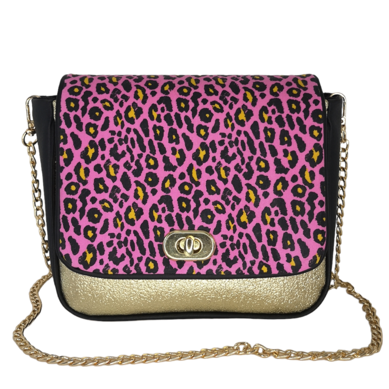 Sac à main glam rock Léo Pink vu dans la série HPI, motif léopard rose fuchsia et base dorée avec chaîne bandoulière, création française artisanale par Les RoQuettes près de Montpellier.