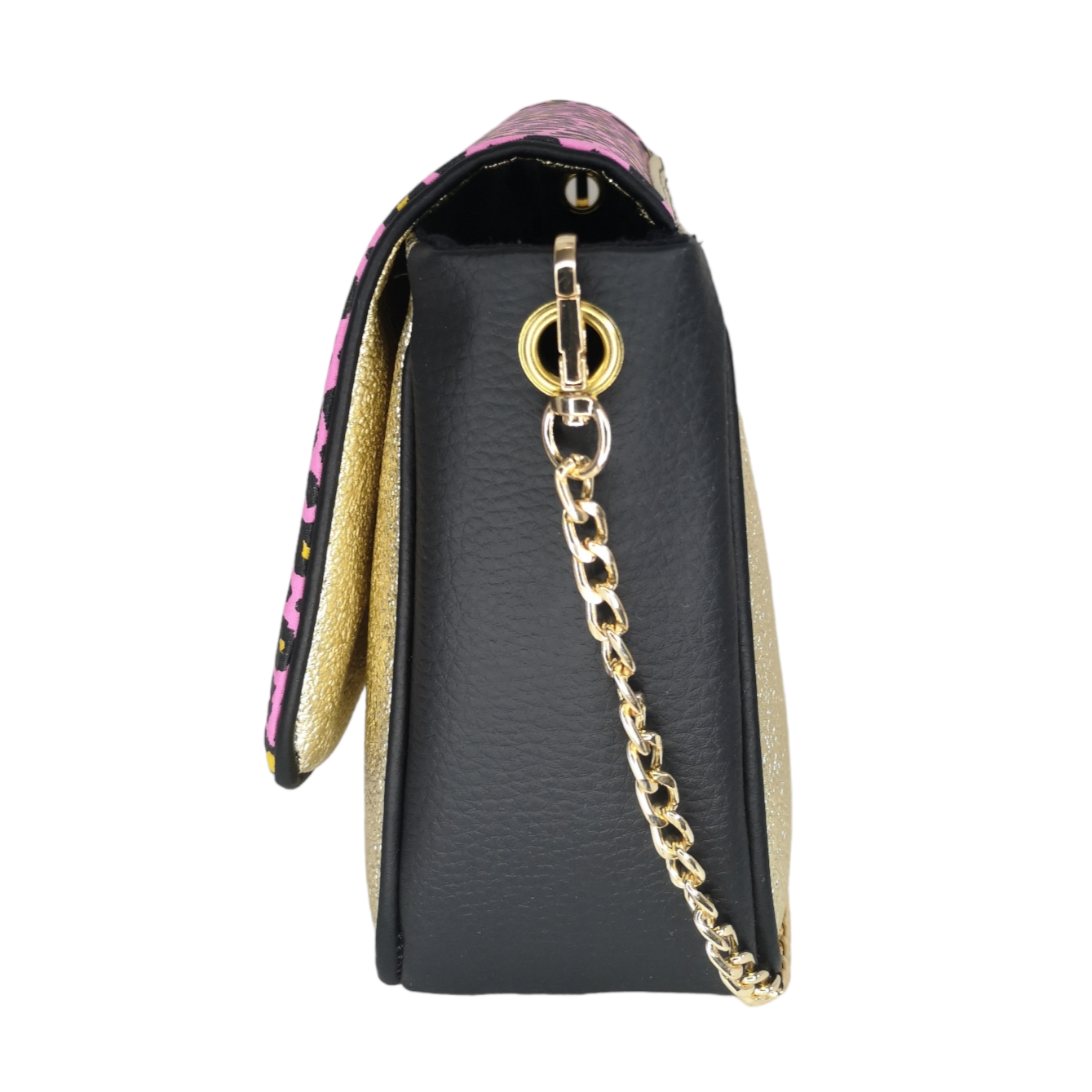 Sac à main glam rock Léo Pink vu dans la série HPI, motif léopard rose fuchsia et base dorée avec chaîne bandoulière, création française artisanale par Les RoQuettes près de Montpellier.